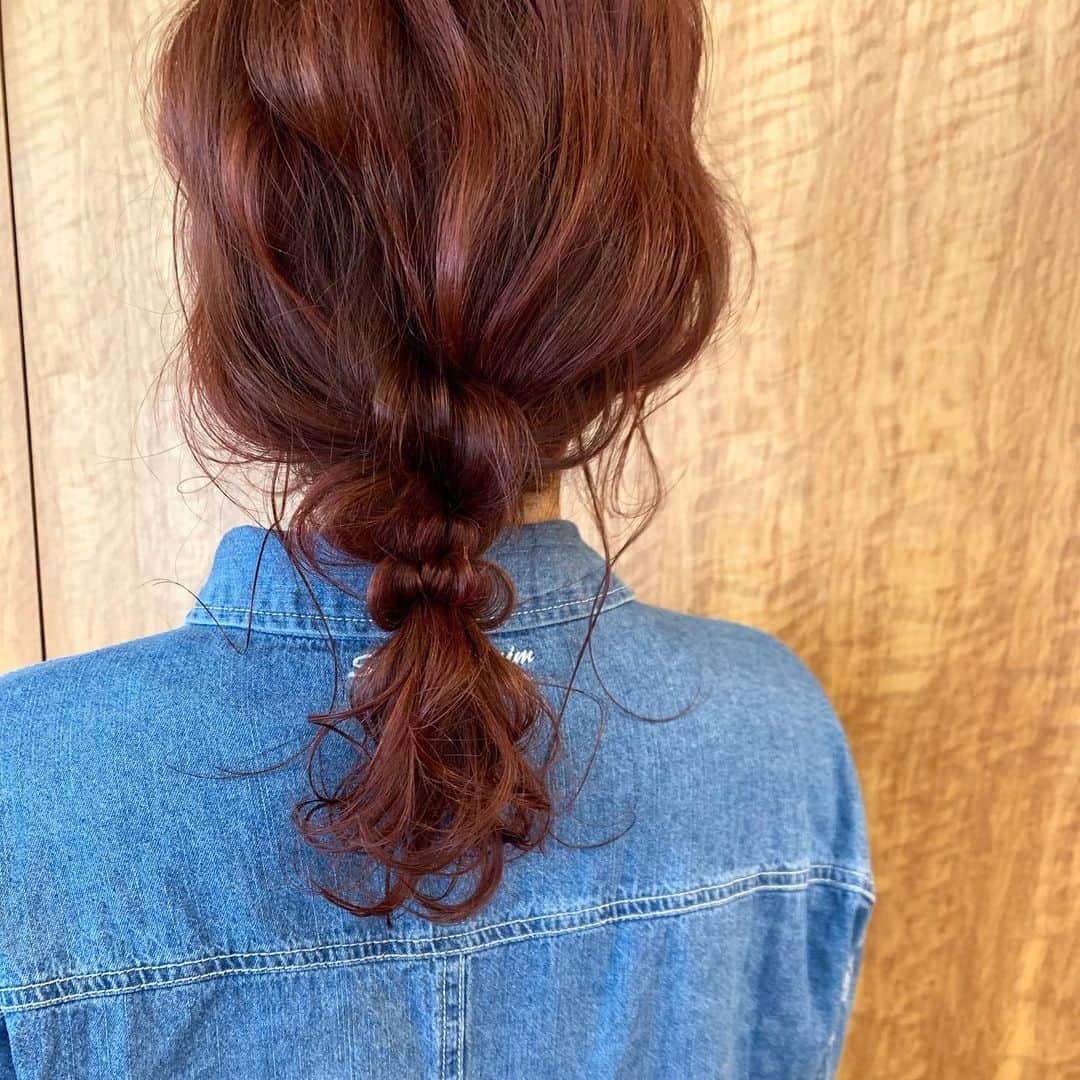 YU-U（工藤由布）のインスタグラム：「cut&color&arrange✂︎ 今日のゆーさんの髪型にしようかなって言われたのにさっきもやったなぁってことで説明だけしてロープ編みにした🤣 結果オーライ謎が解けましたね🚩 コラボポニーフック届くのお楽しみに🥰 まつ毛ベージュ可愛かったです🤍早くピンクのgetしてください🤣🌸 ・・・ #uアレンジ #ロープ編み」