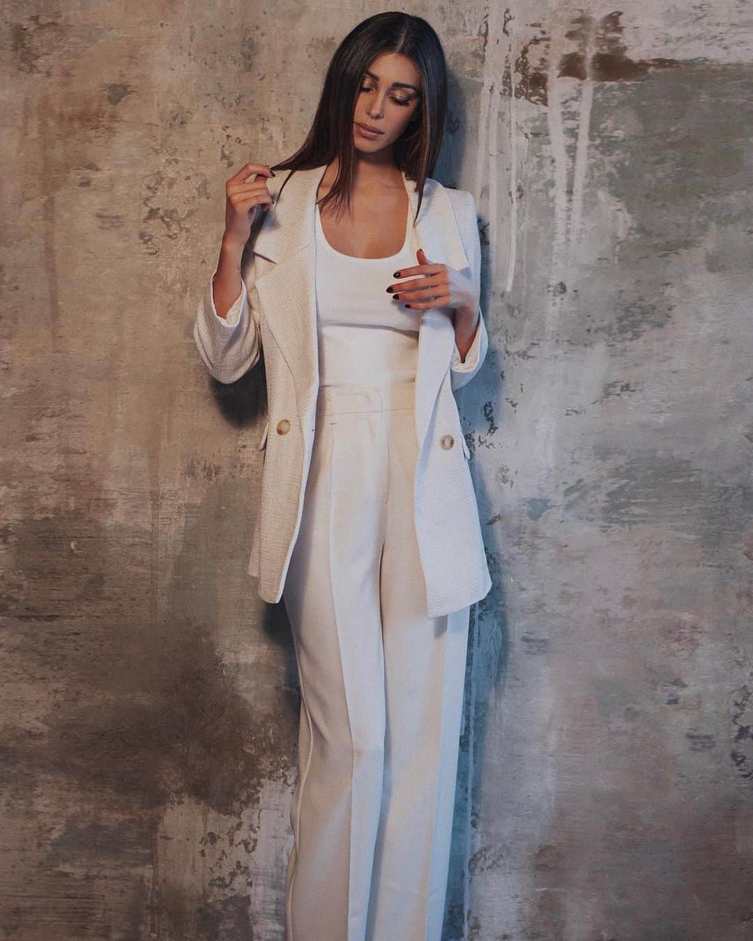 ベレン・ロドリゲスのインスタグラム：「WHITE.  @soallure #findyourallure #ad」