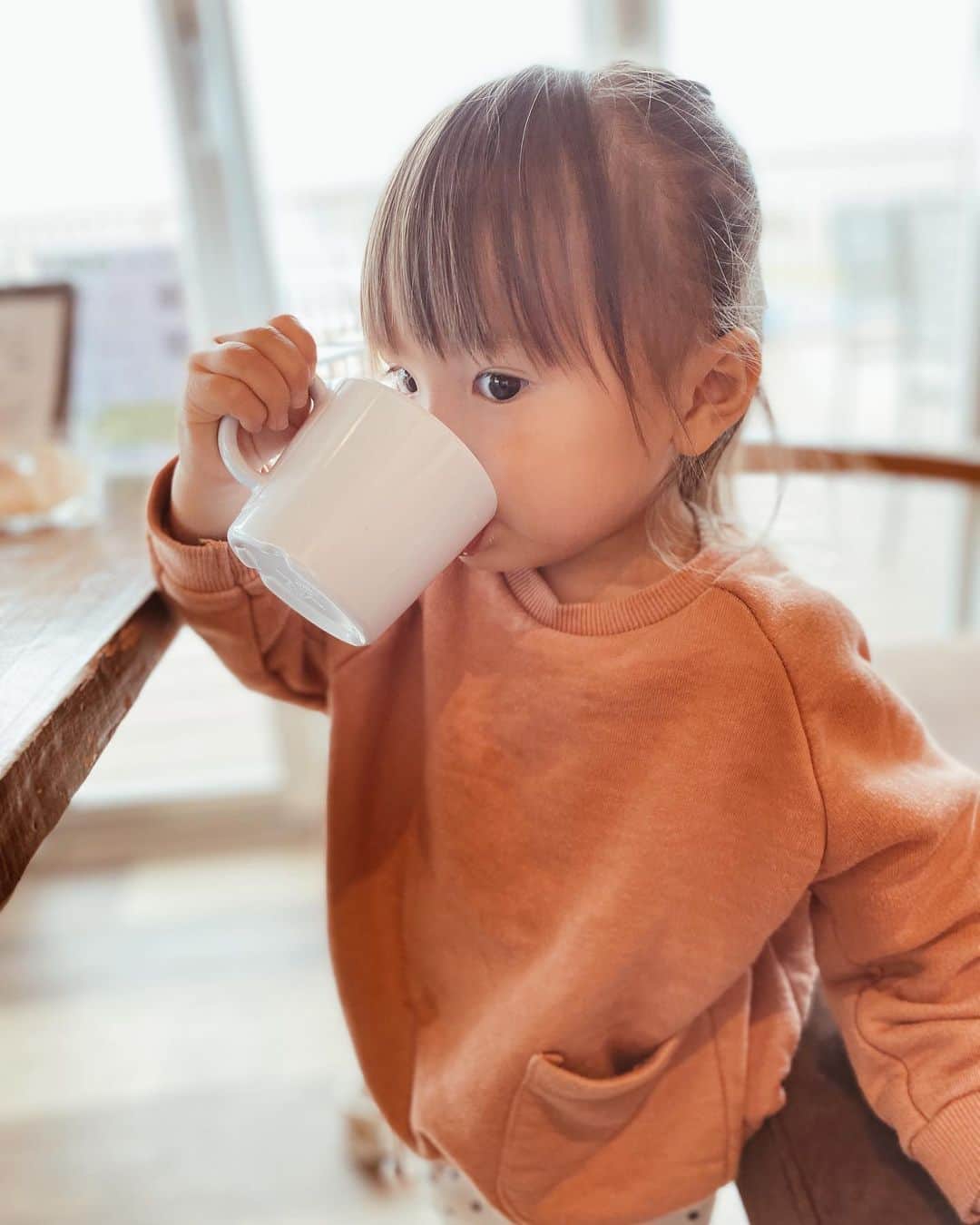 高橋菜摘のインスタグラム：「. good morning☕️ 暖かくなってくると やばい、冬が終わるってソワソワ🥲 外出て寒いと少し嬉しいという💭 露出をしてビーサン履きたい周りの湘南人には なかなか理解されない変わり者です。 夏も春も大好きだけど スノーボードが出来る短い冬、大好き。 . この方昨日人参を生で2本食べました🥕 うさぎさん産んだのかな🐰 最近おかし沢山食べてたから デトックスデトックス！ 生のジュースにしたいところだけど この歯応えがたまらないみたいです。 👗人参色の服 . . . #2歳 #2歳児ごはん #2歳女の子  #カフェ #zara女 # #zarakids  #女の子ママ #おうちカフェ #hanakichiya_model募集」