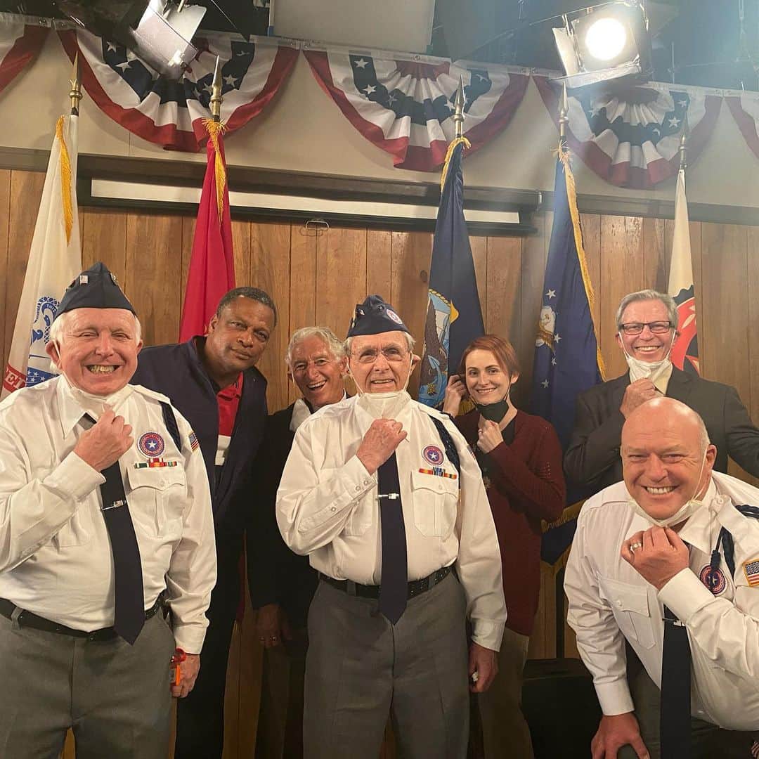 ディーン・ノリスのインスタグラム：「We had actual veterans as extras in a VFW scene on set of my new show United States of Al.  What an honor. We thanked them for their service and it seemed they had fun. @cbstv」
