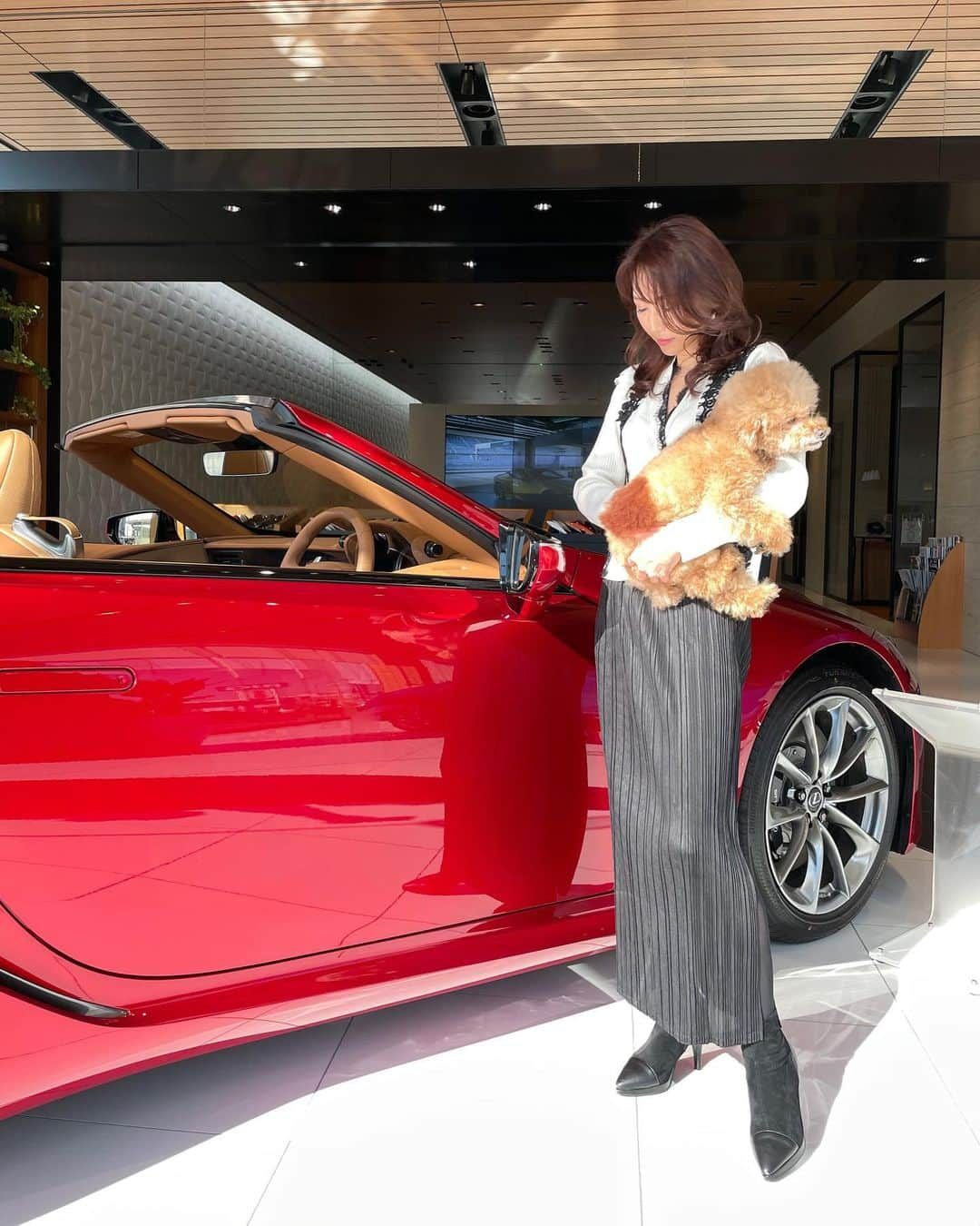 Yumiko Obaさんのインスタグラム写真 - (Yumiko ObaInstagram)「#lexus #lexuslc #lexuslc500  #lexuslcconvertible  * * オイル交換して立派なクルマ眺めてきたよ👀✨💰❤️ こんなクルマでぽっけ🐒❤︎＆てって🦦とビューン💨としてみたいものです🤑 * * 新商品はシーズンシフトの時期に欠かせないVネックカーディガン❤︎ ネックラインに沿う、可憐なレース使いがヘアスタイルをアップにした時にも素敵なの💐 * * スカートは来週発売予定のプリーツセットアップです。こちらも大人っぽくてとても素敵なのでお楽しみに〜😘 * * * * * ____________________________________________________💐 ❤︎stylepoint❤︎ 即納品、SALE品のみでご購入下さると 即日発送🔜🔜🔜🛒🛍📦🏠 * * 予約商品と一緒にご購入されますと、予約商品が揃ってからの発送になります⚠️⚠️⚠️ * * 別発送をご希望の場合はこちら💁‍♀️ ⬇️ ⬇️ info＠stylepoint.jp お気軽にお問い合わせください☺️💖 ____________________________________________________💐 * * * * * ____________________________________________________💐 🛍postへのタグ付けからshop NOW🛒❣️ ✈︎✈︎✈︎商品ページにすぐに飛べるようになっています。 プロフィールにはshopへのリンクがございます🌟 💌お問い合わせはメールにてinfo@stylepoint.jp ____________________________________________________💐  #大人コーディネート #大人コーデ #大人女子 #大人ファッション #大人カジュアル #大人カジュアルコーデ #大人女子コーデ #ファッション #コーディネート #今日のコーデ #本日のコーデ  #春がきた #春が来た #三寒四温  #春の新作 #春のコーデ #春コーデ  #lexuslove #lexusgram #レクサス #コンバーチブル  #アラフォーコーデ #アラフィフ #アラフィフコーデ #アラフォーファッション #綺麗めコーデ  https://stylepoint.jp」2月26日 8時45分 - stylepoint_jp