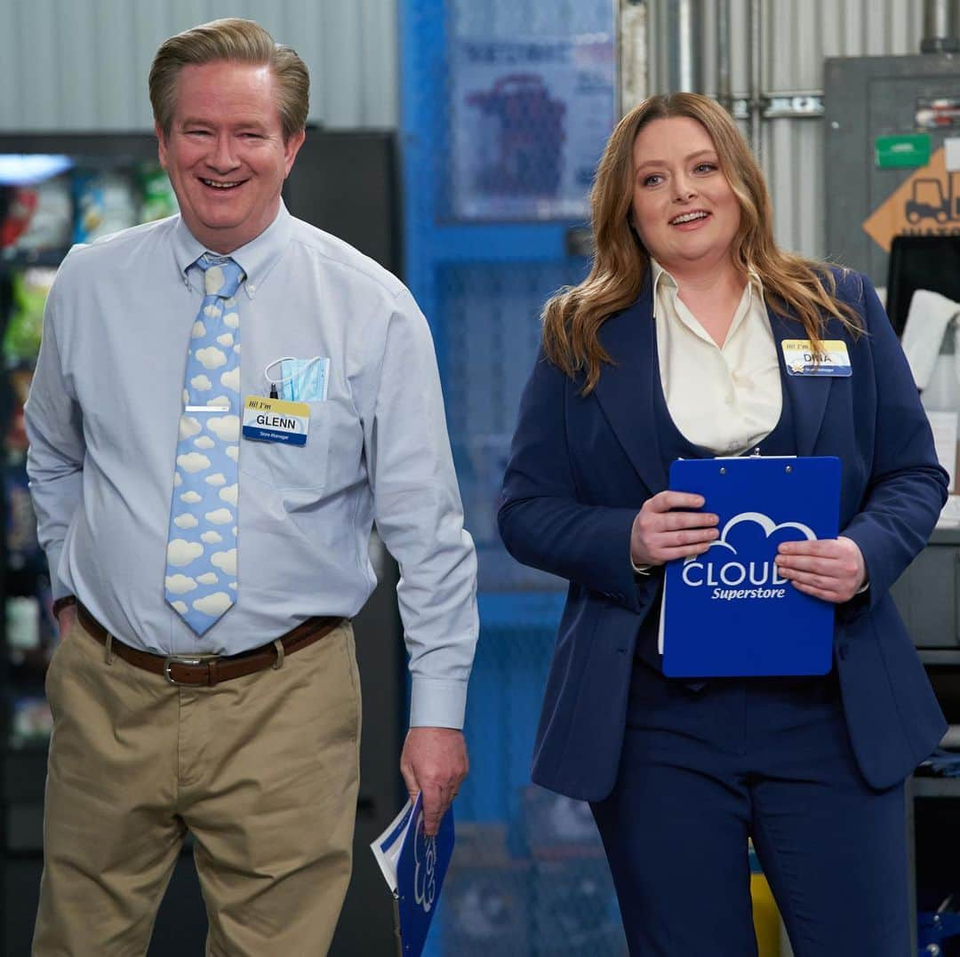 ローレン・アッシュさんのインスタグラム写真 - (ローレン・アッシュInstagram)「All new #Superstore tonight at 830/730c on NBC! Also this pic of @mark_dmckinney and I makes me feel: 🥺 I love it so much. What emoji does it make you feel?」2月26日 8時38分 - laurenelizabethash