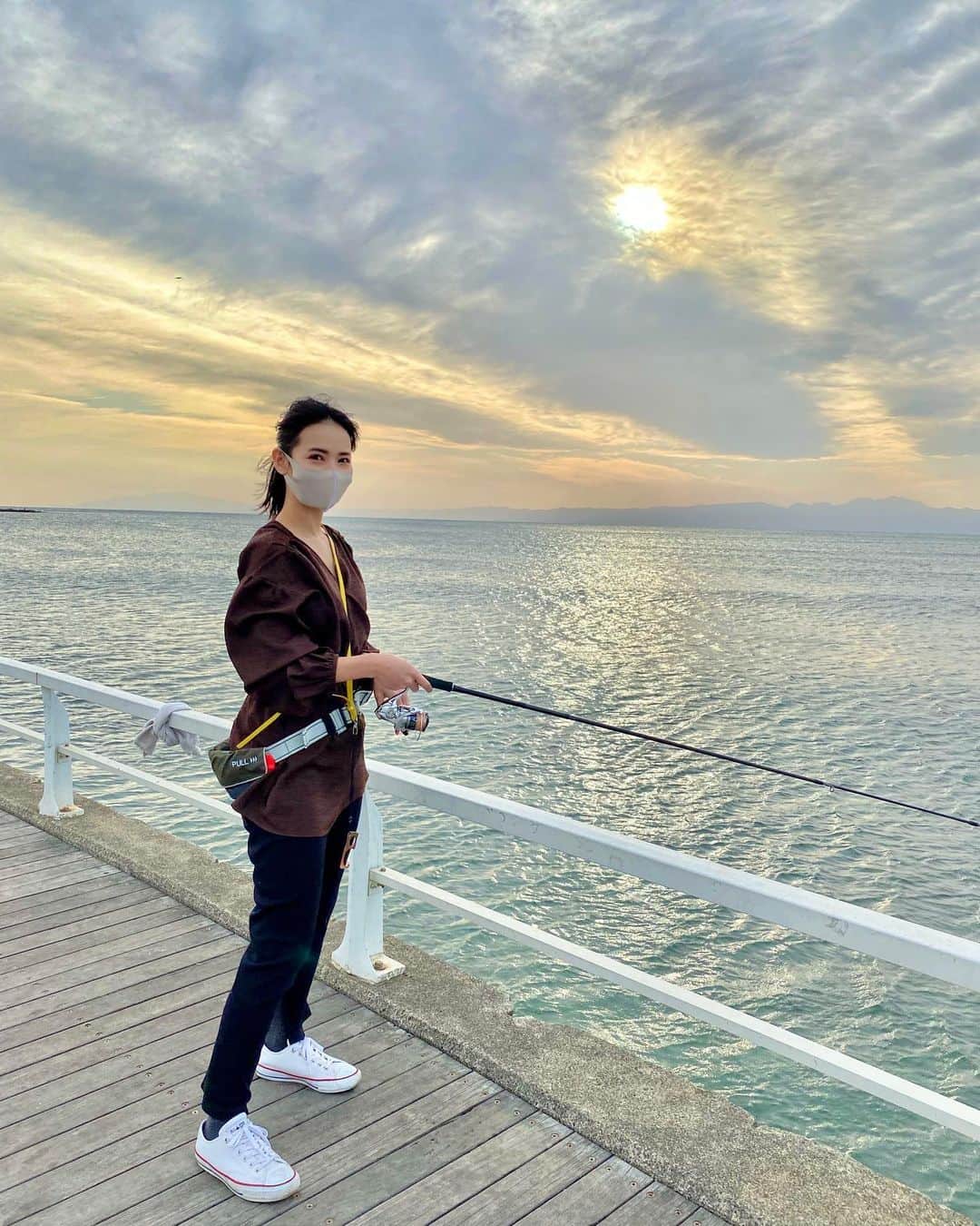 のインスタグラム：「🎣♡ この時期の堤防での釣りは厳しかった。 チョイ投げでイソメを使ってアタリなし🤣 誰もなにも釣れてなかった🤣 でも海ってやっぱり癒される💙 #海の近くの生活 ＊ #fishing #fishingmama #fishinggirl #釣り #釣りママ #釣り女子 #男の子ママ #新米ママ #阪本智子」