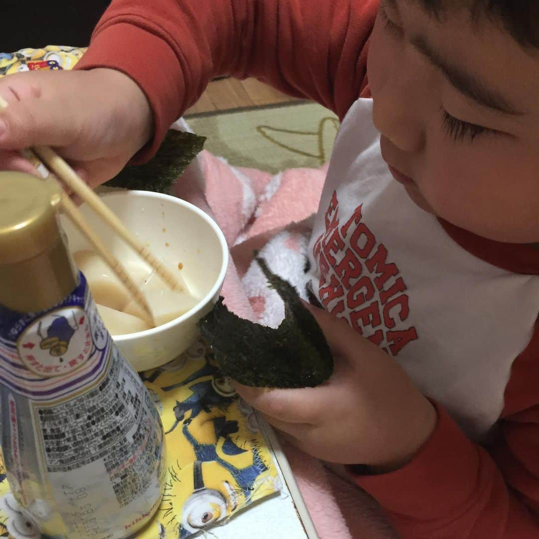 鈴木夏未さんのインスタグラム写真 - (鈴木夏未Instagram)「3食しっかり食べて おやつも食べたけど  餅男  寝る前に小腹が空いた7歳 寝れないと言う小学1年生の息子に 小さく切ったお餅を出してみました  お餅、好きだよね♡  私は甘いきな粉餅とか好きだけど 息子は渋く甘くない味が好きです  好きなように海苔餅を作る姿は 手巻き寿司みたいに楽しそうでした  #7歳 #小学生 #餅男」2月26日 8時40分 - natyumisuzuki