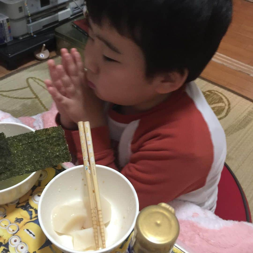 鈴木夏未さんのインスタグラム写真 - (鈴木夏未Instagram)「3食しっかり食べて おやつも食べたけど  餅男  寝る前に小腹が空いた7歳 寝れないと言う小学1年生の息子に 小さく切ったお餅を出してみました  お餅、好きだよね♡  私は甘いきな粉餅とか好きだけど 息子は渋く甘くない味が好きです  好きなように海苔餅を作る姿は 手巻き寿司みたいに楽しそうでした  #7歳 #小学生 #餅男」2月26日 8時40分 - natyumisuzuki