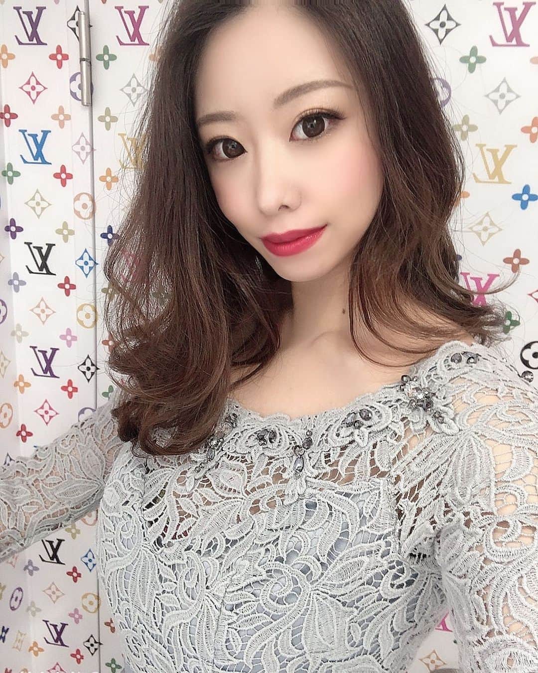 月城すみれのインスタグラム：「おはようございます🌞 眠くてカクンカクンしながら通勤中🧚‍♀️ 陽射しが眩しいけど、天気いいとなんだか気分あがるねっ🌈🌈 今日も1日、頑張っていきましょ💛💛 . #月城すみれ #バルセロナ #バルセロナグループ #barcelona #ラウンジ凛 #キャバクラ #ニュークラブ #ホステス #飲み屋 #キャバ嬢 #シャンパン #北海道 #札幌 #さっぽろ #すすきの #ススキノ #歌舞伎町 #六本木 #北新地 #錦 #中洲 #可愛い #いいね返し #大人女子#可愛い女の子#美人#followme #likeforlikes #followforfollow」