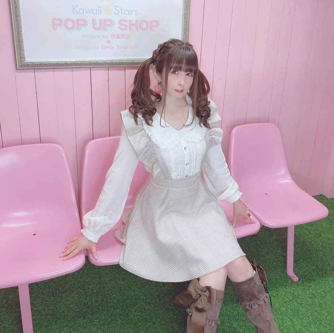 伊藤芽衣さんのインスタグラム写真 - (伊藤芽衣Instagram)「いつの日かの﻿ めいちコーデ♡﻿ ﻿ ウエストが﻿ きゅっとなるお洋服は﻿ アイドル時代から﻿ 変わらずに﻿ いまもずっと好きです…♡﻿ ﻿ ジャンスカ＊﻿ LODISPOTTOさん♡﻿ （@lodispotto_official ）﻿ ﻿ ピアス＊﻿ Flor lonlon*さん♡﻿ （@florlonlon ）﻿ ﻿ リング＊﻿  acocoa*cocoa さん♡﻿ （@acocoa.hm）﻿ ﻿ ﻿ ♡♡♡♡♡﻿ ﻿ #ガーリーファッション　#ガーリーコーデ﻿ #ロディスポット　#lodispotto ﻿ #ツインテール  #ヘアアレンジ﻿ #ハンドメイドアクセサリー﻿ #ハンドメイド  #handmade #カワスタ」2月26日 8時42分 - itoumei