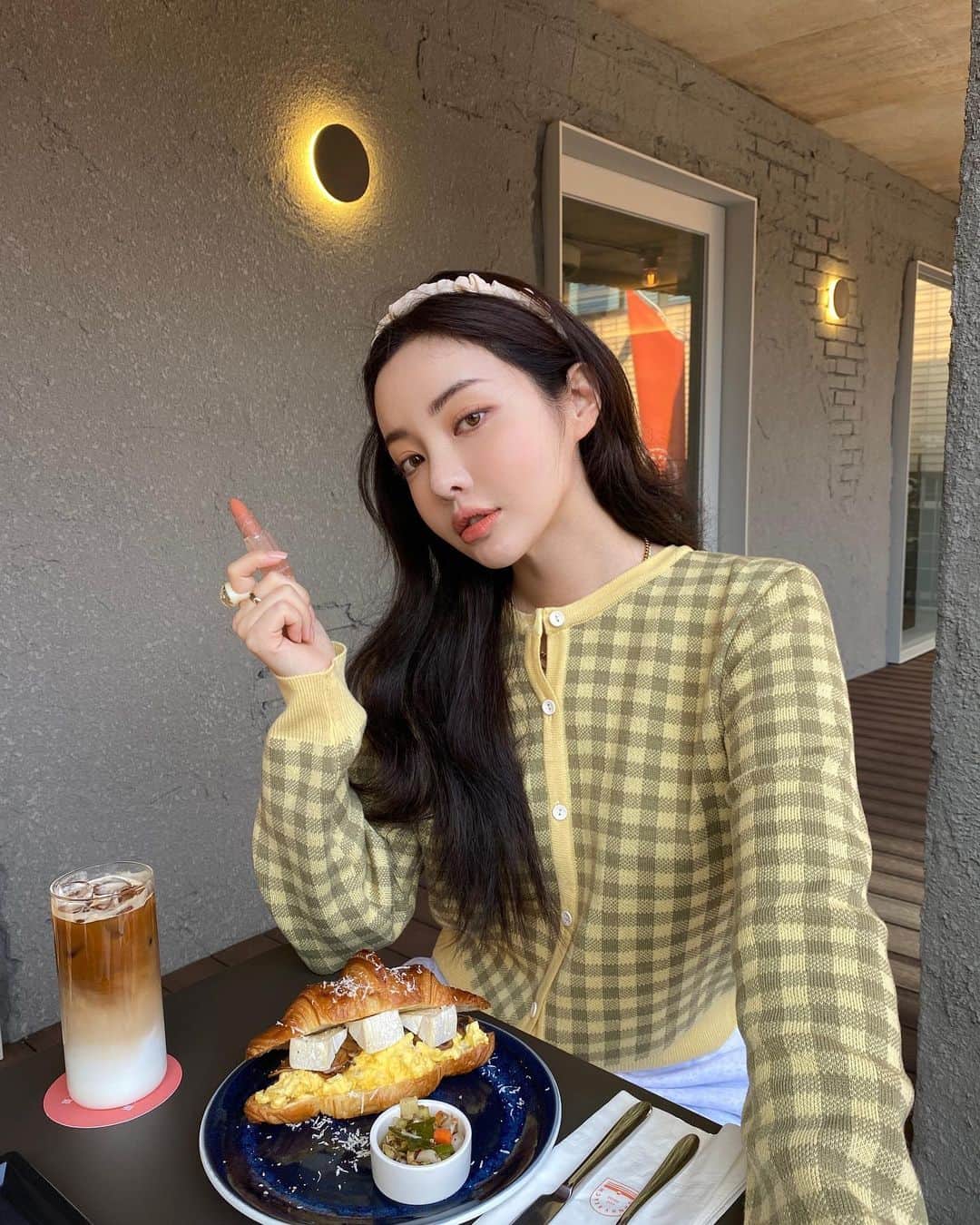 Official STYLENANDAのインスタグラム：「[3CE Clear Layer Warm] 생기있고 온화한 분위기를 연출해주는 웜톤을 위한 레이어✨ 3CE SOFT MATTE LIPSTICK #WARMISH MOVE #stylenanda #3ce」