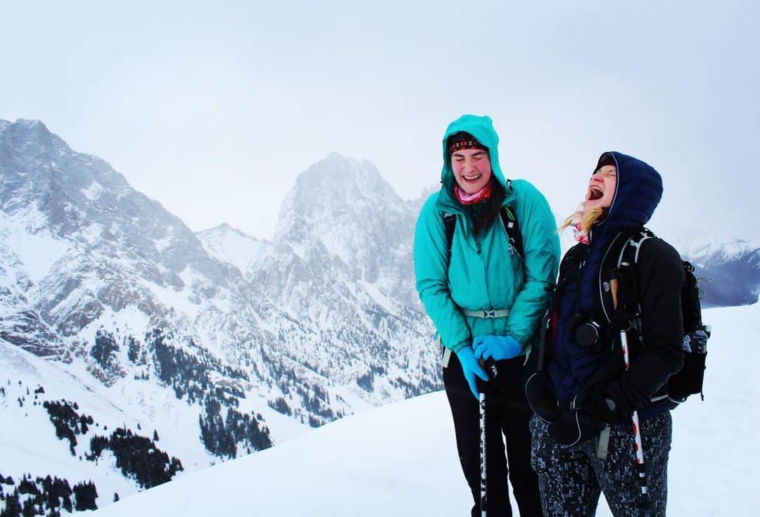 ヘイリー・ベルさんのインスタグラム写真 - (ヘイリー・ベルInstagram)「Mountain laughs 🏔 @hike_the_alphabet  . . . #kingcreekridge #kcountry #kananaskis #hikersofinstagram #laugh #canadianrockies」2月26日 7時17分 - hayleighbell