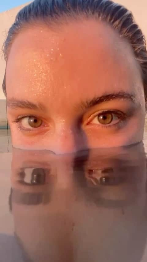 Alice Wegmannのインスタグラム：「sol, sal, cloro... a gente sabe bem que tudo isso pode causar danos pros nossos cabelos. por isso eu vim contar como Natura Lumina me ajuda antes, durantes e depois do verão ♥️🌞 antes, mantenho ele sempre hidratado pra que os fios fiquem resistentes. durante, uso alguns produtos com proteção de raios UV... e depois, uso e abuso de produtos da Natura Lumina que nutrem profundamente os fios e controlam o volume e o frizz ✨ vocês sabiam que toda linha possui a exclusiva biotecnologia Pró-teia, que uniu ciência e natureza pra tratar os fios na medida exata? já experimentaram a #NaturaLumina? qual produto vocês mais gostam? contem aqui nos comentários @naturabroficial 😍 #publicidade」