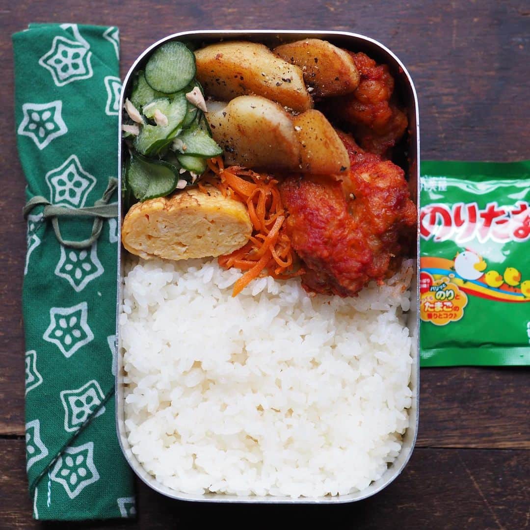Rocoのインスタグラム：「02.26 息子弁当 から揚げケチャップ和え、じゃがいものバター醤油炒め、ツナマヨきゅうり、甘い卵焼き、にんじんラペ、ごはん   #roco弁#お弁当#obento#bento」