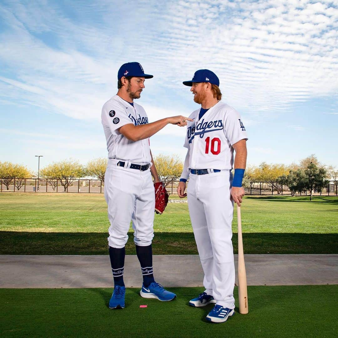 トレバー・バウアーさんのインスタグラム写真 - (トレバー・バウアーInstagram)「Me: “You have something on your jersey.”   @redturn2: 😑  🤣🤣 #dodgers #mlb #baseball」2月26日 7時15分 - baueroutage