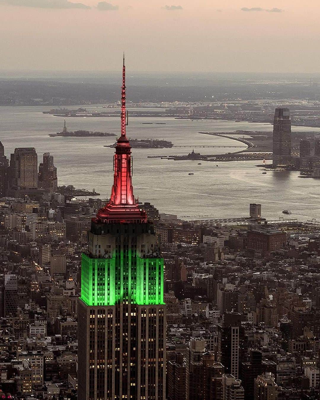 Empire State Buildingのインスタグラム：「Together with the @fashionforallfoundation & the @naacp, our tower will illuminate in green, black & red this evening in honor of #BlackHistoryMonth! #EmpireStateBuilding」