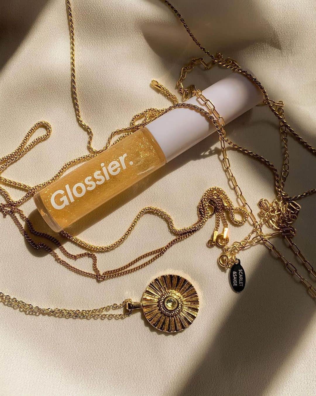 Glossierのインスタグラム：「Going for the gold ✨」