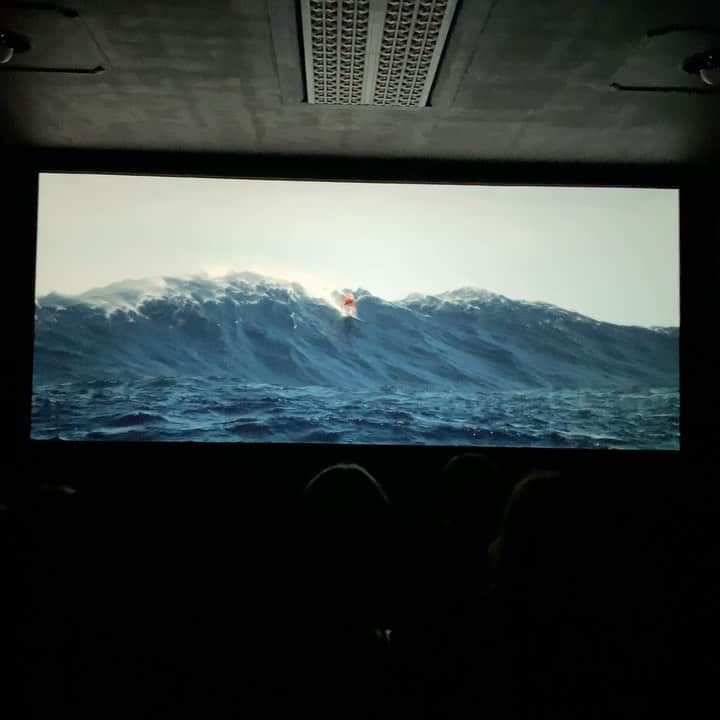 ローラ・エンバーのインスタグラム：「still surreal seeing @undonefilm on the big screen! The Aus tour has been so rad, thanks for coming along so far we’ve loved meeting everyone :)  NEXT UP ☄️ CREMORNE Mon 8th MARCH (tickets selling fast link in bio) -  ULLADULLA  Thur 11th MARCH  CRONULLA Thurs 18th MARCH BONDI Fri 26th MARCH NEWCASTLE Fri 9th APRIL   more dates to come :)」