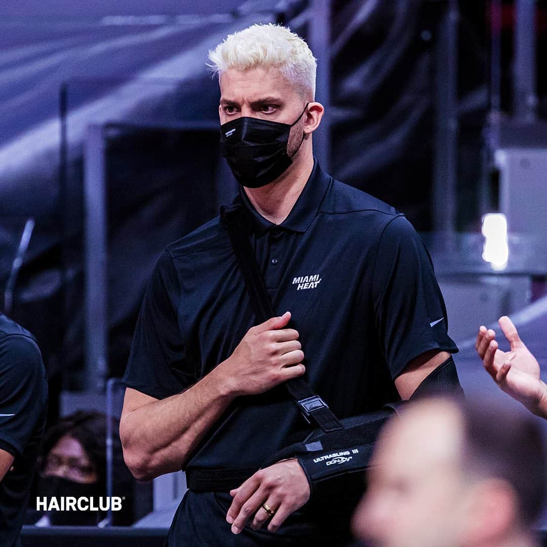 Miami HEATさんのインスタグラム写真 - (Miami HEATInstagram)「The Hammer has debuted a new look. We’re feelin’ the blonde @meyersleonard 🤝🔨 ⁣ ⁣ HEAT Cuts // @hairclub」2月26日 7時35分 - miamiheat