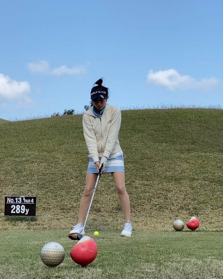 RIKAのインスタグラム：「. 風が強い日🌬 . 力強くスイングしてるつもりだけど動画で見ると普通😑 . 番手を2つくらいあげても全然届かない😂 雨もやだけど風もやだな🥺🥺 . . . #ゴルフ#golf#⛳️#ゴルフ女子#ゴルフ好き#ゴルフウエア#ゴルフコーデ#ゴルフスイング#골프 #골프웨어 #골프스윙 #여행 #해외여행 #골프스타그램 #골프중독 #와인 #소주 #좋은시간#海#沖縄#強風」