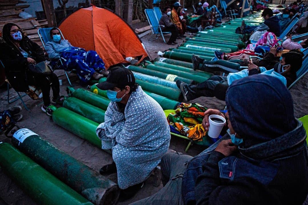 TIME Magazineのインスタグラム：「People camp out as they wait to refill empty oxygen tanks in the Villa El Salvador area of Lima, Peru, on Feb. 25. Relatives of COVID-19 patients are desperate for oxygen to keep their loved ones alive during a fierce second wave of the pandemic. The Andean nation and others in Latin America and Africa have been affected by a critical shortage of medical oxygen supplies for COVID-19 patients, @apnews reports, and decisions to address the issue came too slowly  to avoid unnecessary deaths. Peru has recorded over 1 million cases and more than 45,000 deaths, according to data compiled by Johns Hopkins University. Photograph by @ernestobenavidesde—@afpphoto/@gettyimages」