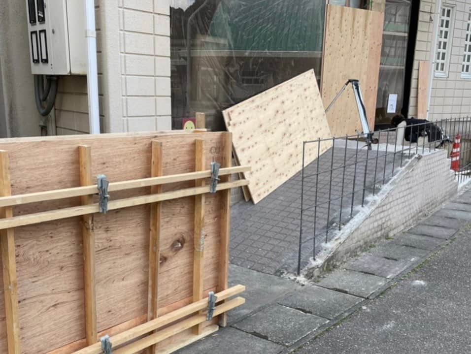 ヒヨシケンセツのインスタグラム：「おはようございます〜‼︎ 今日は朝から雨ですね〜。 久しぶりの雨ですが テンション上がらず…笑 ✳︎ ✳︎ ✳︎ #店舗リノベーションhiyoshi リノベーションしている店舗の入り口も 生まれ変わります‼︎ 既存のブロックも活かしつつ…♡ ✳︎ 施工してくれるのは @yokota.kougyou さん いつも丁寧なお仕事 ありがとうございます(*´∀｀*) ✳︎ ✳︎ ✳︎ #島根 #益田 #益田市 #工務店 #陽吉建設 #ヒヨシケンセツ #注文住宅 #FPの家 #高気密高断熱 #ジブンハウス #ジブンハウスhiyoshi #新築 #マイホーム #家づくり #家はスマホで買う時代 #デザイン #オシャレ #間取り#暮らしを楽しむ #収納 #断熱材 #現場 #完成見学会 #アクセントクロス #丁寧な暮らし #快適な暮らし #シンプルホーム」