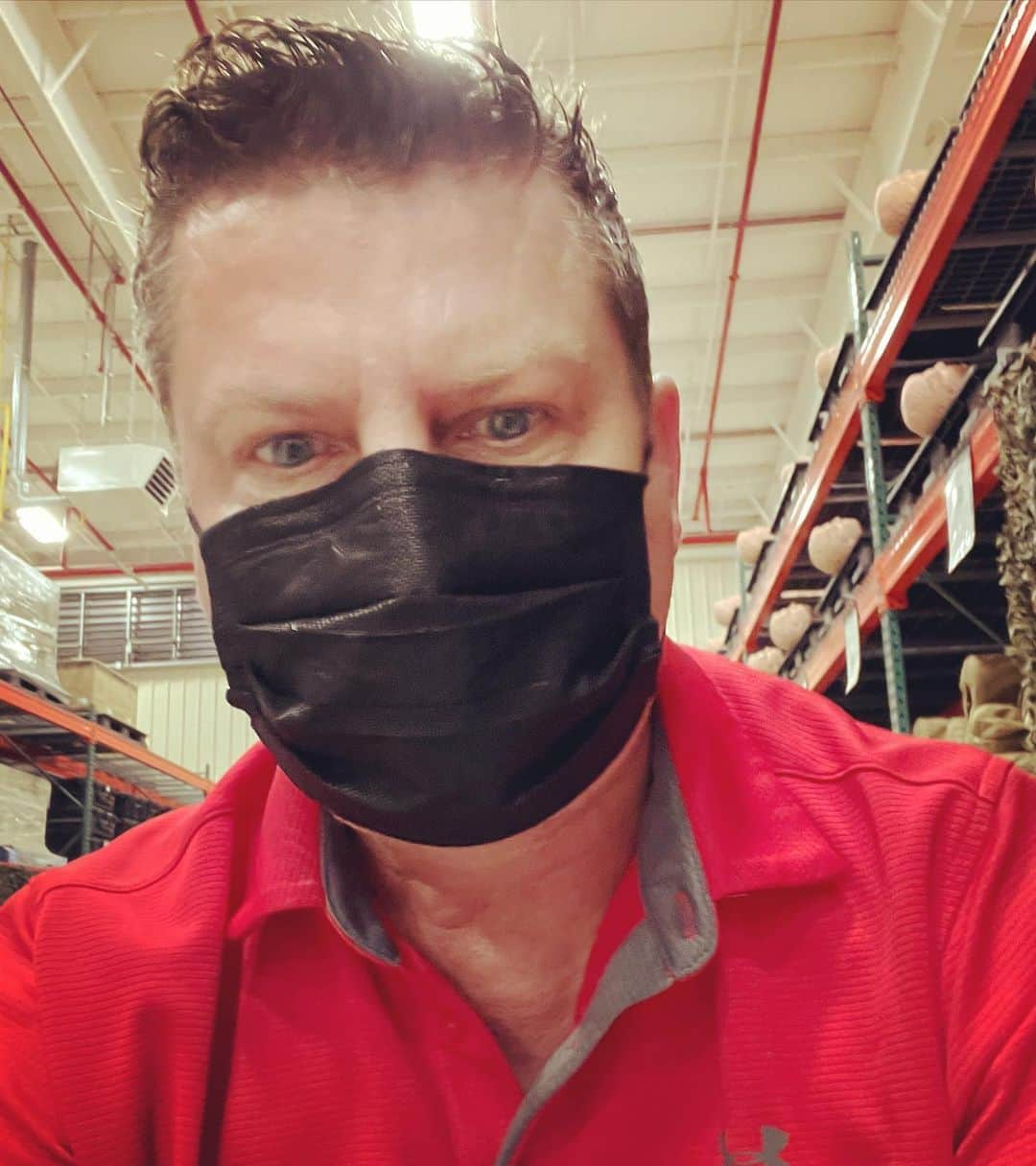 sevimli_hayvanlar34のインスタグラム：「I just got the #pfizer vaccine and just now noticed all the heads on the racks behind me 🤪 if I begin acting differently you have been warned 🤡 #covid go away!」