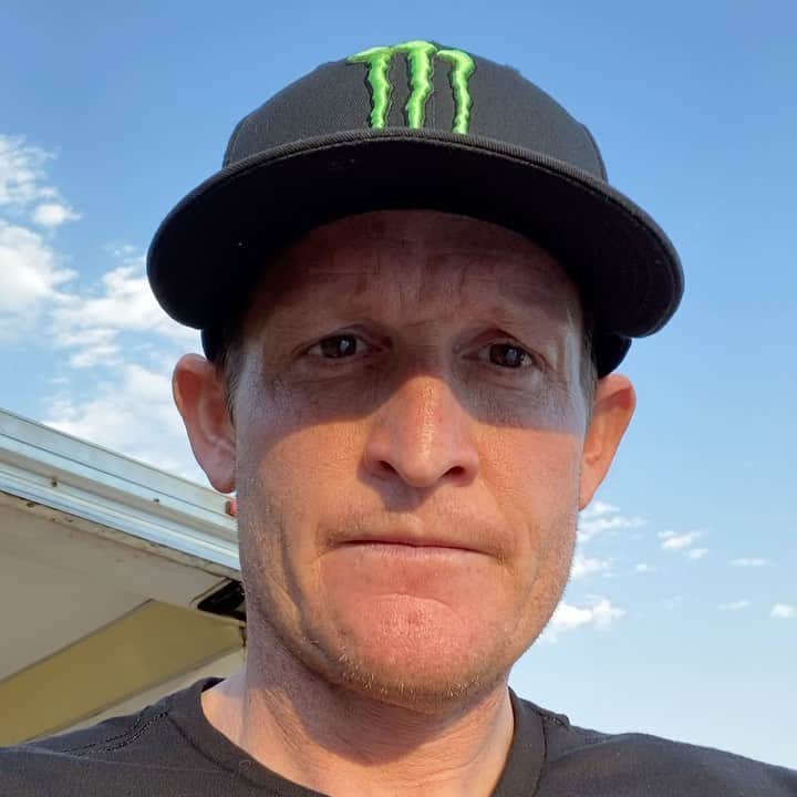 リッキー・カーマイケルのインスタグラム：「Bout that time.  @motofiteklub on @fitetv.  20 minutes we go live.  Tune in🤘🏼. @crtwotwo @briandeegan38 @justinbrayton @jeremymcgrath @christianvdv @ryandungey」