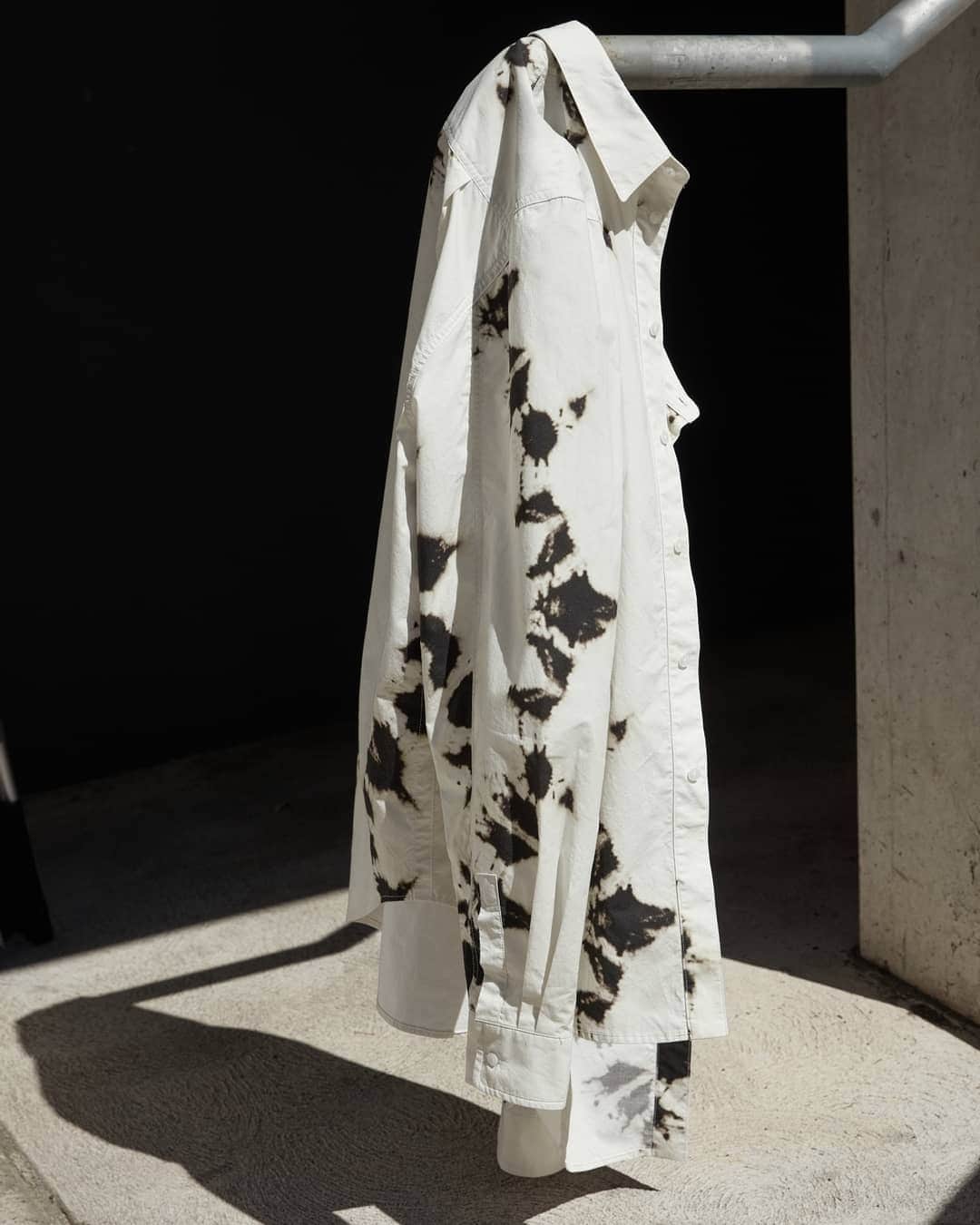 ベイシークのインスタグラム：「new-in menswear. ​ ​the splatter print cotton shirt in an exclusive digital print. made locally from premium italian cotton poplin. ​ ​#bassikemens」