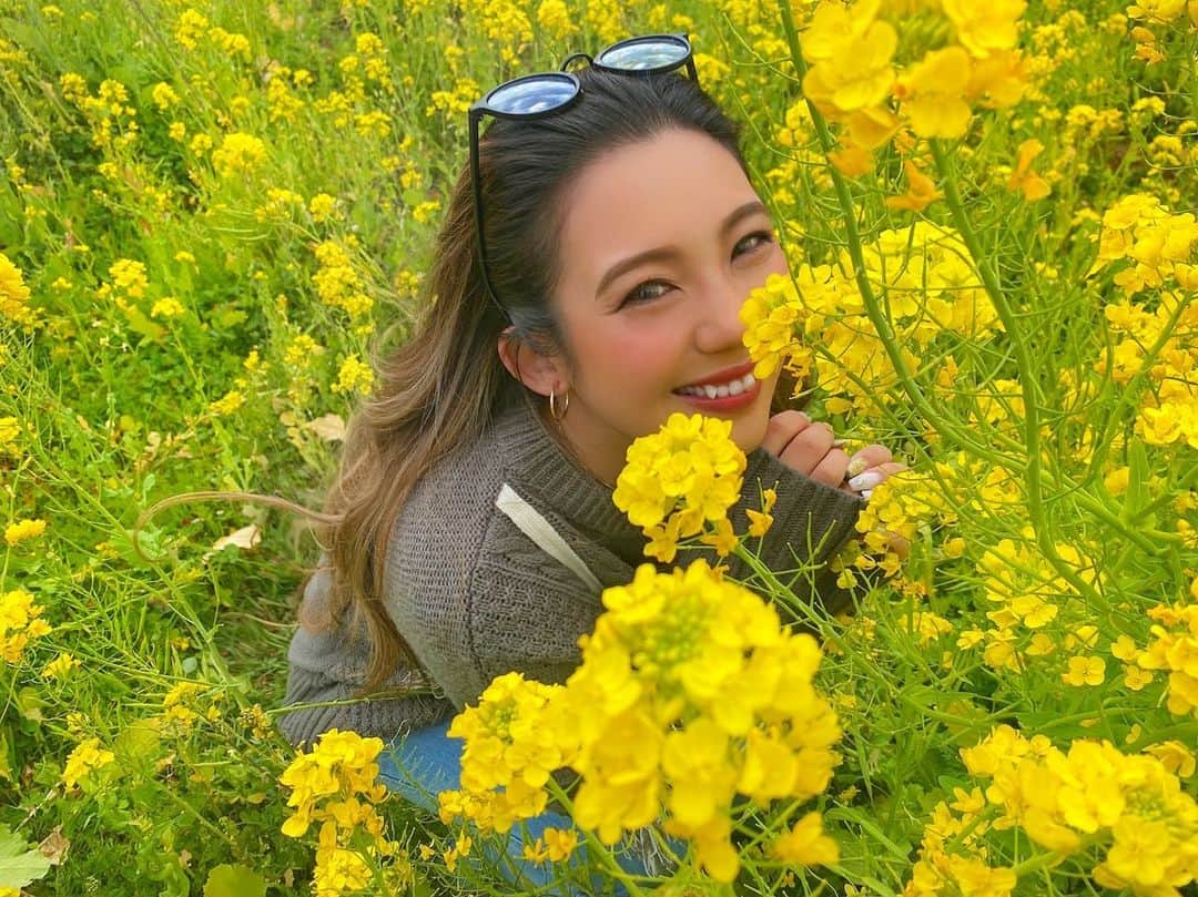 Eminanaのインスタグラム：「. . 🌼🌼🌼 . 菜の花畑のイエロー💛 Top画変更しました！春だね〜🌼 . . 変えてから何人もこの写真良い！えみななっぽい！って 褒めてくれて、反響あって嬉しい🙈💛 . . 可愛く撮ってくれたのは @n__azusa0913 🧚🏽Thankyou🌼 . .  #菜の花畑#菜の花#yellow#イエロー#color #伊豆旅行#伊豆観光#伊豆観光スポット#spring #春#春コーデ#春カラー#カラー#国内旅行#花畑 #植物#Rapeblossoms#rapeflower#女子旅#タビジョ」