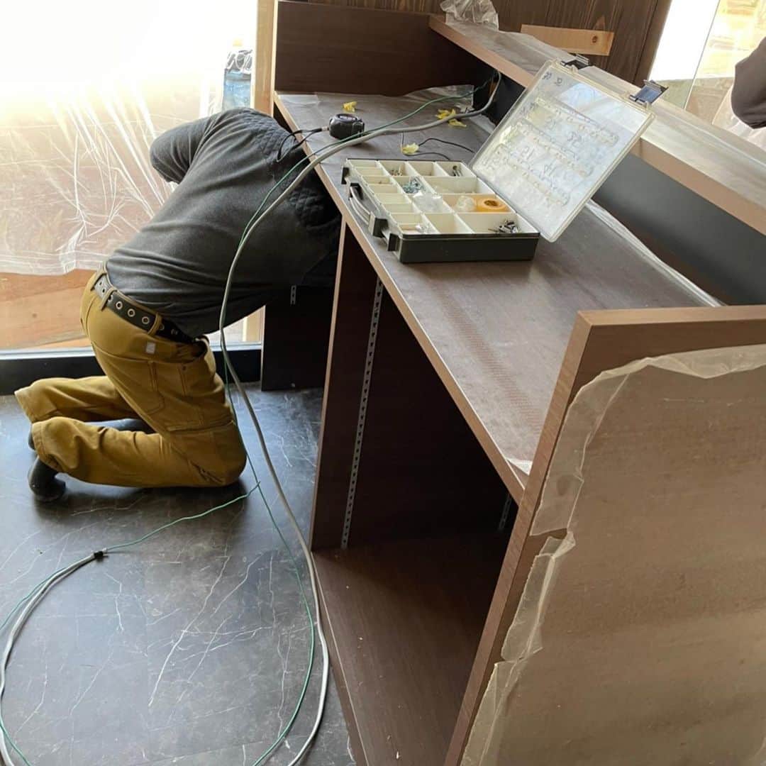 ヒヨシケンセツのインスタグラム：「またまた投稿〜(*´∀｀*) なかなかリアルタイムな投稿が出来ておらず… 見ていただいてる施主さま達に 申し訳ないです。。。 ✳︎ ✳︎ ✳︎ #店舗リノベーションhiyoshi 店舗の内装も少し載せていきます‼︎ 店舗なので〜 レジカウンターを設置‼︎ 施主さまと打ち合わせして 造作です(*´∀｀*) 施主さまの想いの詰まった ひとつしかないレジカウンター♡ ✳︎ ✳︎ ✳︎ #島根 #益田 #益田市 #工務店 #陽吉建設 #ヒヨシケンセツ #注文住宅 #FPの家 #高気密高断熱 #ジブンハウス #ジブンハウスhiyoshi #新築 #マイホーム #家づくり #家はスマホで買う時代 #デザイン #オシャレ #間取り#暮らしを楽しむ #収納 #断熱材 #現場 #完成見学会 #アクセントクロス #内装 #丁寧な暮らし #快適な暮らし #シンプルホーム」