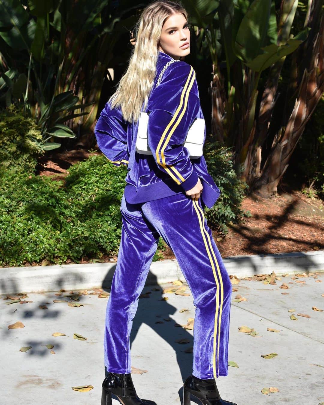 Joy Corriganのインスタグラム：「Work from home look 💁🏼‍♀️😈@nerdyofficial 💜 #nerdy」