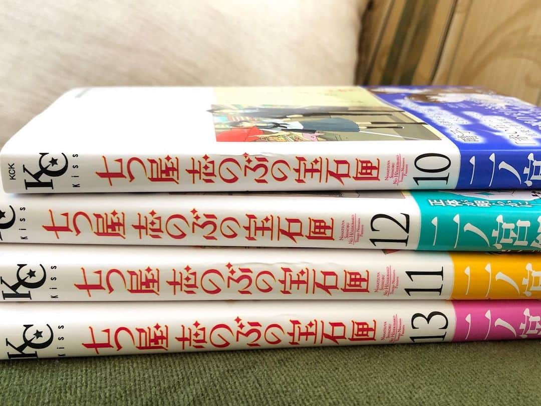 多胡安那のインスタグラム：「漫画はドラえもんとサザエさんくらいしか読んでこなかった人生ですが、この漫画にハマっています。 内容は宝石と質屋さんのお話で、作者はのだめカンタービレの二ノ宮知子さん。 毎回新しい宝石が出てくるんですが、詳しい石の説明もあって勉強になります。 宝石鑑定の資格をとってからは、より楽しめるようになりました。  #気象予報士 #宝石鑑定アドバイザー #七つ屋志のぶの宝石匣  #七つ屋とは質屋という意味 #好きな石はアクアマリン #おすすめの漫画教えてください」