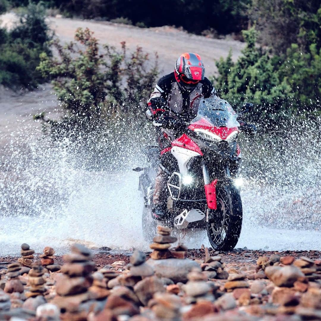 Ducati Japanさんのインスタグラム写真 - (Ducati JapanInstagram)「ムルティストラーダ V4はフロントに19インチホイールを採用しました。  一般的にホイール径の拡大はジャイロ効果を増大させハンドリングを鈍重化させますが、V4グランツーリスモ・エンジンが採用するカウンター・ローテーティング（逆回転）クランクシャフトにより、それを軽減させました。オフロードでの走破性を高めながらフロント17インチホイールに勝るとも劣らない、精度の高いハンドリングを実現しています。  またリアタイヤサイズを190から170へとスリム化。リアサスペンショントラベルも10mm延長しました。コンパクトなエンジンによって最低地上高も、46mmアップの220mmを実現。オフロードの走破性をさらに高めました。  ムルティストラーダ V4の詳細はプロフィール( @ducatijapan )のリンクよりドゥカティ ジャパンのサイトをご覧ください。  #ムルティストラーダV4 #ドゥカティいいじゃん #RuleAllRoads #ツアラー #バイク #バイクのある生活 #バイクのある風景 #motorcycle #bike #ツーリング」2月26日 8時00分 - ducatijapan