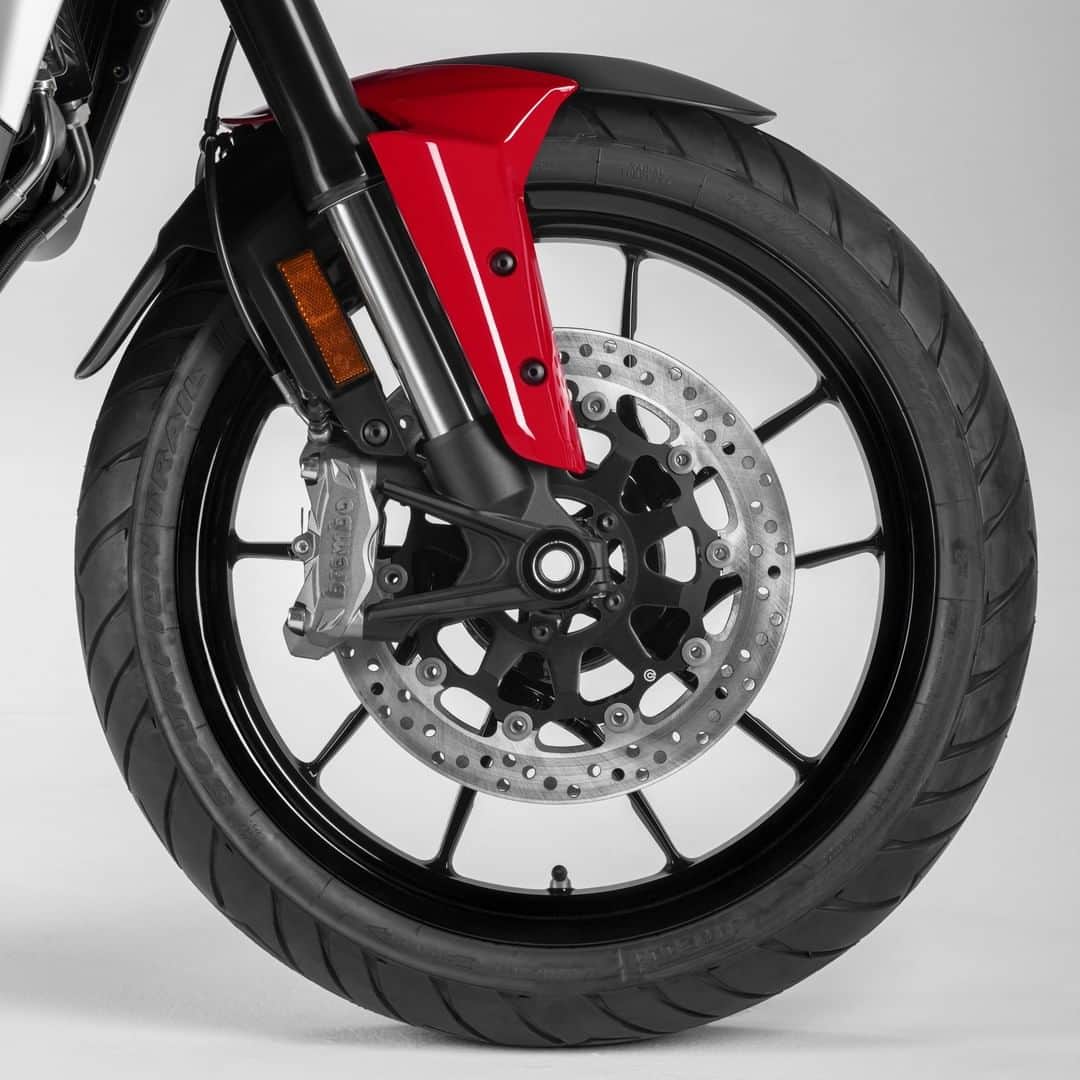 Ducati Japanさんのインスタグラム写真 - (Ducati JapanInstagram)「ムルティストラーダ V4はフロントに19インチホイールを採用しました。  一般的にホイール径の拡大はジャイロ効果を増大させハンドリングを鈍重化させますが、V4グランツーリスモ・エンジンが採用するカウンター・ローテーティング（逆回転）クランクシャフトにより、それを軽減させました。オフロードでの走破性を高めながらフロント17インチホイールに勝るとも劣らない、精度の高いハンドリングを実現しています。  またリアタイヤサイズを190から170へとスリム化。リアサスペンショントラベルも10mm延長しました。コンパクトなエンジンによって最低地上高も、46mmアップの220mmを実現。オフロードの走破性をさらに高めました。  ムルティストラーダ V4の詳細はプロフィール( @ducatijapan )のリンクよりドゥカティ ジャパンのサイトをご覧ください。  #ムルティストラーダV4 #ドゥカティいいじゃん #RuleAllRoads #ツアラー #バイク #バイクのある生活 #バイクのある風景 #motorcycle #bike #ツーリング」2月26日 8時00分 - ducatijapan