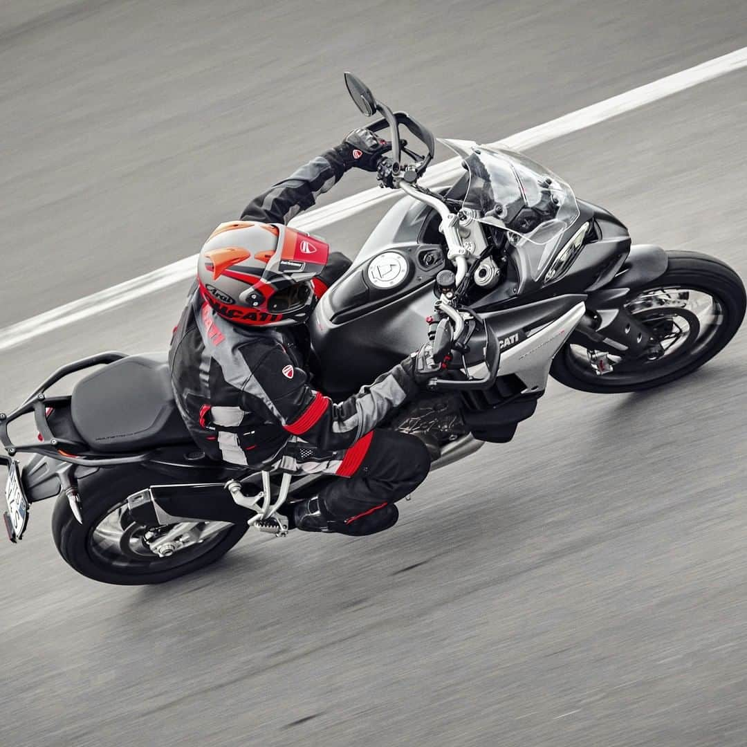 Ducati Japanさんのインスタグラム写真 - (Ducati JapanInstagram)「ムルティストラーダ V4はフロントに19インチホイールを採用しました。  一般的にホイール径の拡大はジャイロ効果を増大させハンドリングを鈍重化させますが、V4グランツーリスモ・エンジンが採用するカウンター・ローテーティング（逆回転）クランクシャフトにより、それを軽減させました。オフロードでの走破性を高めながらフロント17インチホイールに勝るとも劣らない、精度の高いハンドリングを実現しています。  またリアタイヤサイズを190から170へとスリム化。リアサスペンショントラベルも10mm延長しました。コンパクトなエンジンによって最低地上高も、46mmアップの220mmを実現。オフロードの走破性をさらに高めました。  ムルティストラーダ V4の詳細はプロフィール( @ducatijapan )のリンクよりドゥカティ ジャパンのサイトをご覧ください。  #ムルティストラーダV4 #ドゥカティいいじゃん #RuleAllRoads #ツアラー #バイク #バイクのある生活 #バイクのある風景 #motorcycle #bike #ツーリング」2月26日 8時00分 - ducatijapan