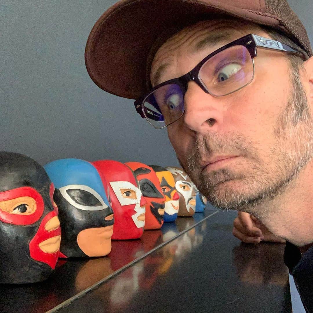 のインスタグラム：「Who are these masked figures? @jimmyfallon  tomorrow  you will know the truth!!!  if @thenetwork want a  fight, then prepare to Taste the Rainbow with these boxing gloves by our friends @knuckleheadsean @dettlefff @aaboxing  Let’s get ready to Bumble! 🥊🌈 🐝 🤡 eye candy by: @caddis_life 👓」