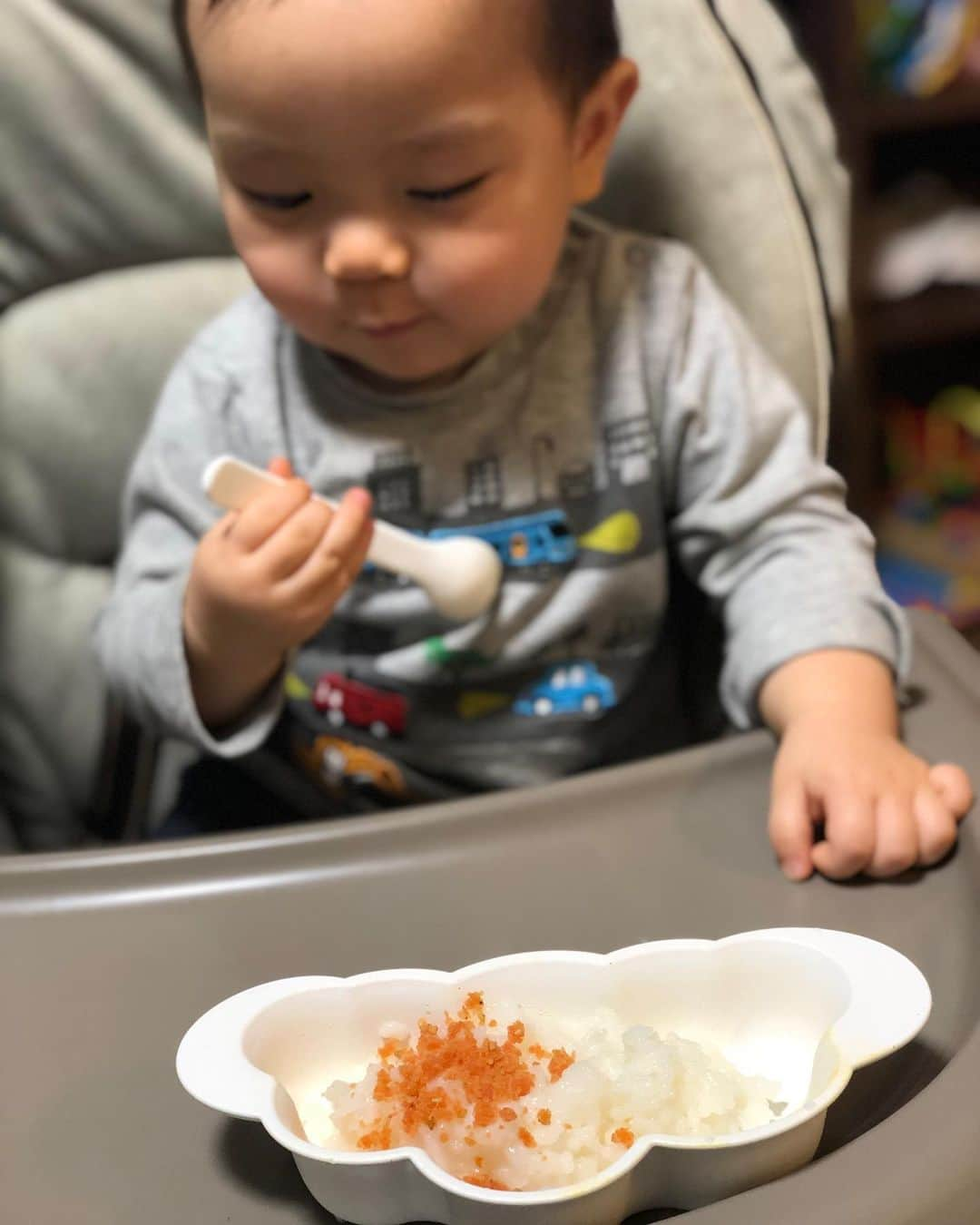 関口未来さんのインスタグラム写真 - (関口未来Instagram)「最近1歳むかえ、おかゆ卒業した息子👶子供の舌は、侮れない。おかゆなら少しごまかせたものも、お米になると、炊いたばかりのお米と、そうじゃないお米への食の進み方は顕著に違う🤣  モニターの依頼をうけて、お米について投稿させていただきます🍙  先日のお米ダンス、反響ありがとうございます🙇‍♀️ 私や姪っ子にとっては物心ついた頃から、お米は日本の四季と結びついていていて、お米が大好き❣️ みんなはお米派？  　 離乳食にも国産米(我が家で作ったお米)を使っています。やっぱり国産米おいしい！  お米の消費量は人口減、高齢化、食生活の変化などによって、悲しいことに減少傾向にあります…😭 ぜひおうち時間が増えたので、食の見直しのタイミングで、国産米を食べる楽しさや食育なども見直してみ てね…❤︎ (ちなみに息子が食べるほうれん草や菜の花、さつまいものおやきなども全て我が家の畑でできています😍  #全農 #米好き赤ちゃん #お米ですくすく #おかゆパーティー #ごはん記念日 #pr @tamahiyoinsta  #ママライフ #自然派ママ #赤ちゃんのいる生活  #親バカ部 #ベビスタグラム #フォロワー募集中 #新米ママと繋がりたい  #新米ママ #男の子ママと繋がりたい  #男の子ママ #赤ちゃんのいる生活  #赤ちゃんのいる暮らし  #1歳児  #新しい生活様式」2月26日 8時03分 - miki.sekiguchi_x