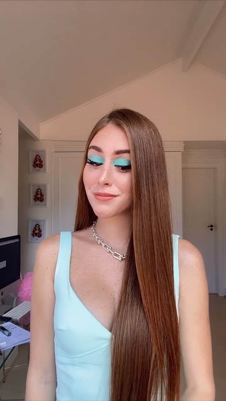 マリ・マリアのインスタグラム：「É trend 💙💙 Dica de beleza boa é dica compartilhada! Hoje eu vim aqui revelar um cuidado extra na minha rotina diária! 💙 Depois que @niveabrasil lançou o antitranspirante NIVEA DEOMILK, cuidar da pele da minha axila virou um gesto de autocuidado e algo que não abro mão! O NIVEA DEOMILK deixa a sua axila linda, ele protege a hidratação da pele, e me faz me sentir ainda mais bonita e confiante! Um verdadeiro elixir de beleza, com a preciosa essência do leite! Eles lançaram 3 opções perfeitas: o Sensitive, Toque Seco e o meu favorito o Fresh como vocês viram pela make. Espero que vocês adotem esse segredinho e curtam tanto quanto eu. #AbraceOCuidado #publi」