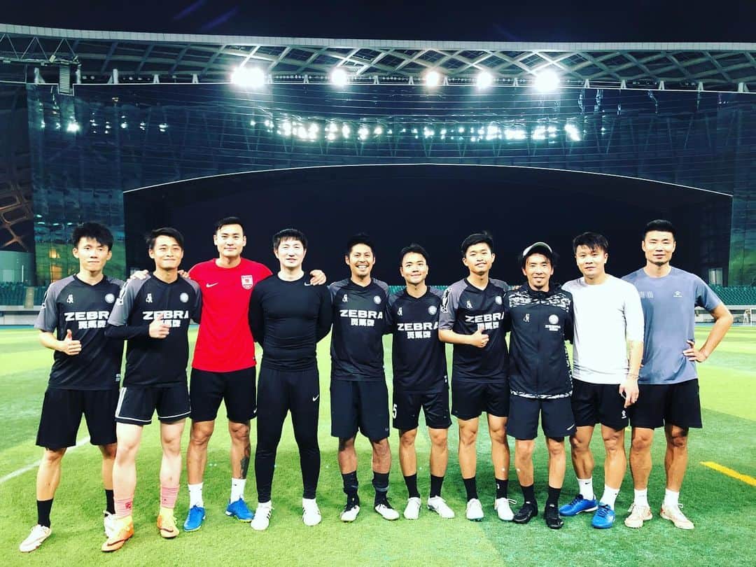 のインスタグラム：「現役以来の深圳湾スタジアム。 我々のスクール社員コーチ陣とスペシャルクラスのサッカー好きな親御さん達と共にサッカー^ ^ 元チームメイトも駆けつけてくれて感慨深い1日となりました。 #深圳湾体育中心  #深圳  #soccer  #サッカー #zebra  #コーチ  #中国  #china」