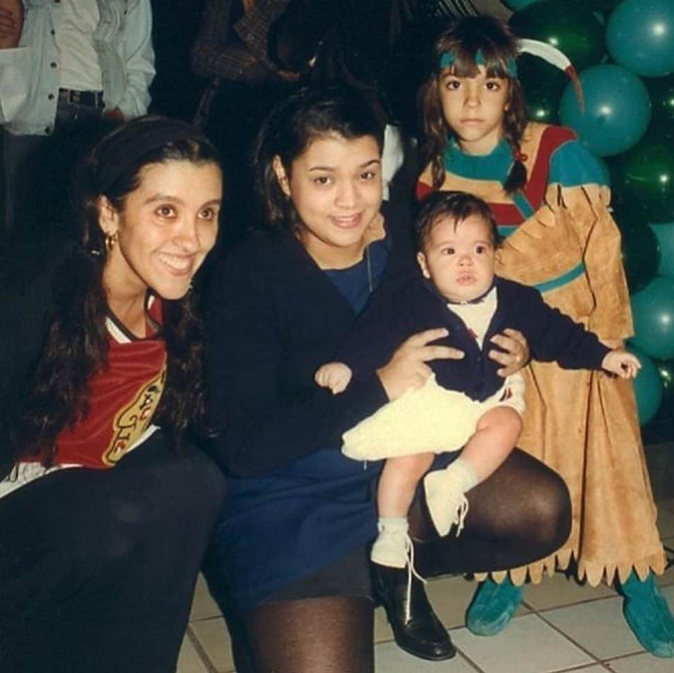 Preta Gilのインスタグラム：「Eu amo tanto a aniversariante do dia, mas tanto... Minha inspiração pra tudo, minha paixão @reginacase!!! Essa foto tem 26 anos,  nossos curumins eram pequenos @franciscogil bebê e @beneditazerbini feliz no seu aniversário!!! Tão bom dividir minha vida com você, tão bom saber que te tenho como alicerce!!! Parabéns e tô morrendo de saudade!!!」