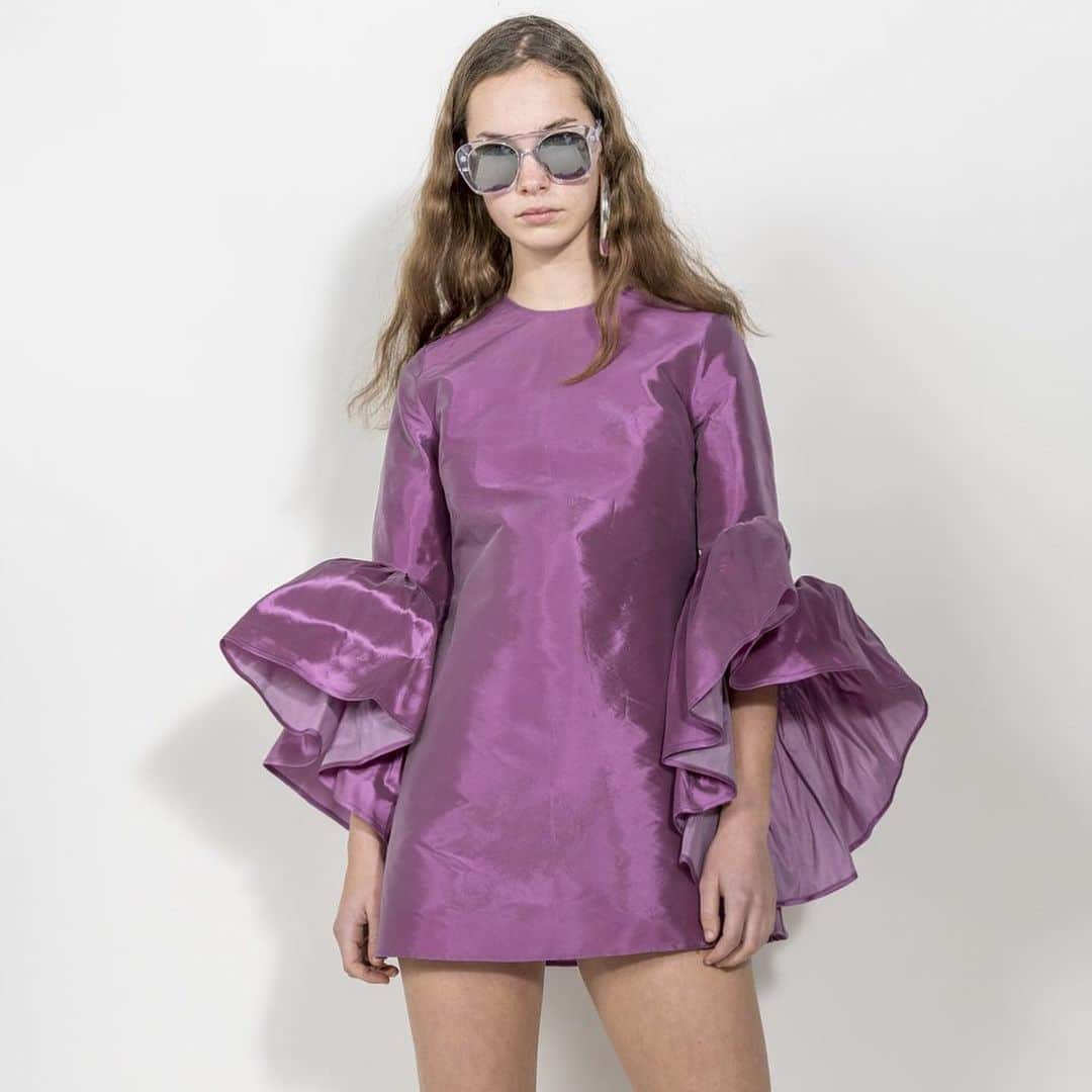 Marques Almeidaさんのインスタグラム写真 - (Marques AlmeidaInstagram)「Seriously in love with our new AW21 sustainable tafeta 💜  Find our sustainable AW21 collection at marquesalmeida.com   #marquesalmeida #howdoyouwearyourma #aw21 #sustainablefashion #sustainablematerials」2月26日 8時04分 - marques_almeida