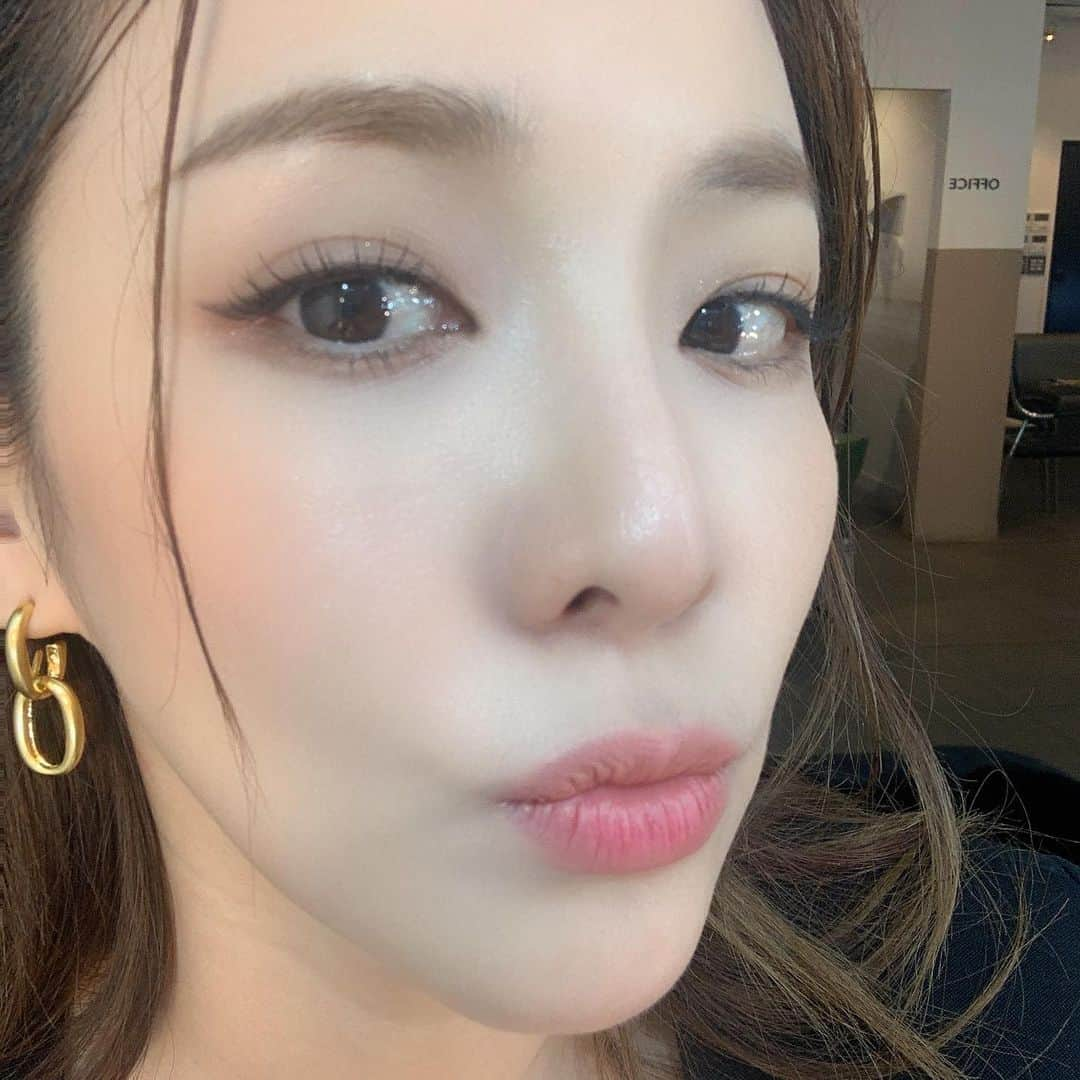 ダラ さんのインスタグラム写真 - (ダラ Instagram)「여러분 안뇽~!!! 😀👋🏻 오늘 셀럽뷰티 녹화 끝나고 #박소현의러브게임 으로 달려갑니다~!!! 7시부터 생방으로 함께해용!!! 😆 근황토크와, 혹시나 걱정하는 랙잭이들을 위해서 건강검진 얘기와 내가 건강하다는 얘기를 밝히고싶어서~ 아니 어쩌다 이게 내 근황이 됐는지 모르겠지만😅😂 이따가 소현언니랑 재밌게 수다떨어요~ 이따만나! 좋은아침~😘 아! 글구 우리 채린이 생일축하해~!!! 🎂🎊🎉🎁❤️」2月26日 8時05分 - daraxxi