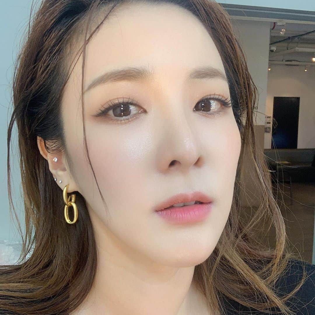 ダラ さんのインスタグラム写真 - (ダラ Instagram)「여러분 안뇽~!!! 😀👋🏻 오늘 셀럽뷰티 녹화 끝나고 #박소현의러브게임 으로 달려갑니다~!!! 7시부터 생방으로 함께해용!!! 😆 근황토크와, 혹시나 걱정하는 랙잭이들을 위해서 건강검진 얘기와 내가 건강하다는 얘기를 밝히고싶어서~ 아니 어쩌다 이게 내 근황이 됐는지 모르겠지만😅😂 이따가 소현언니랑 재밌게 수다떨어요~ 이따만나! 좋은아침~😘 아! 글구 우리 채린이 생일축하해~!!! 🎂🎊🎉🎁❤️」2月26日 8時05分 - daraxxi