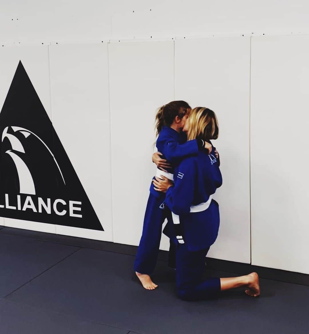 エリーズ・テイラーのインスタグラム：「Stronger together!  @alliancekb  @rodrigoantunesbjj」