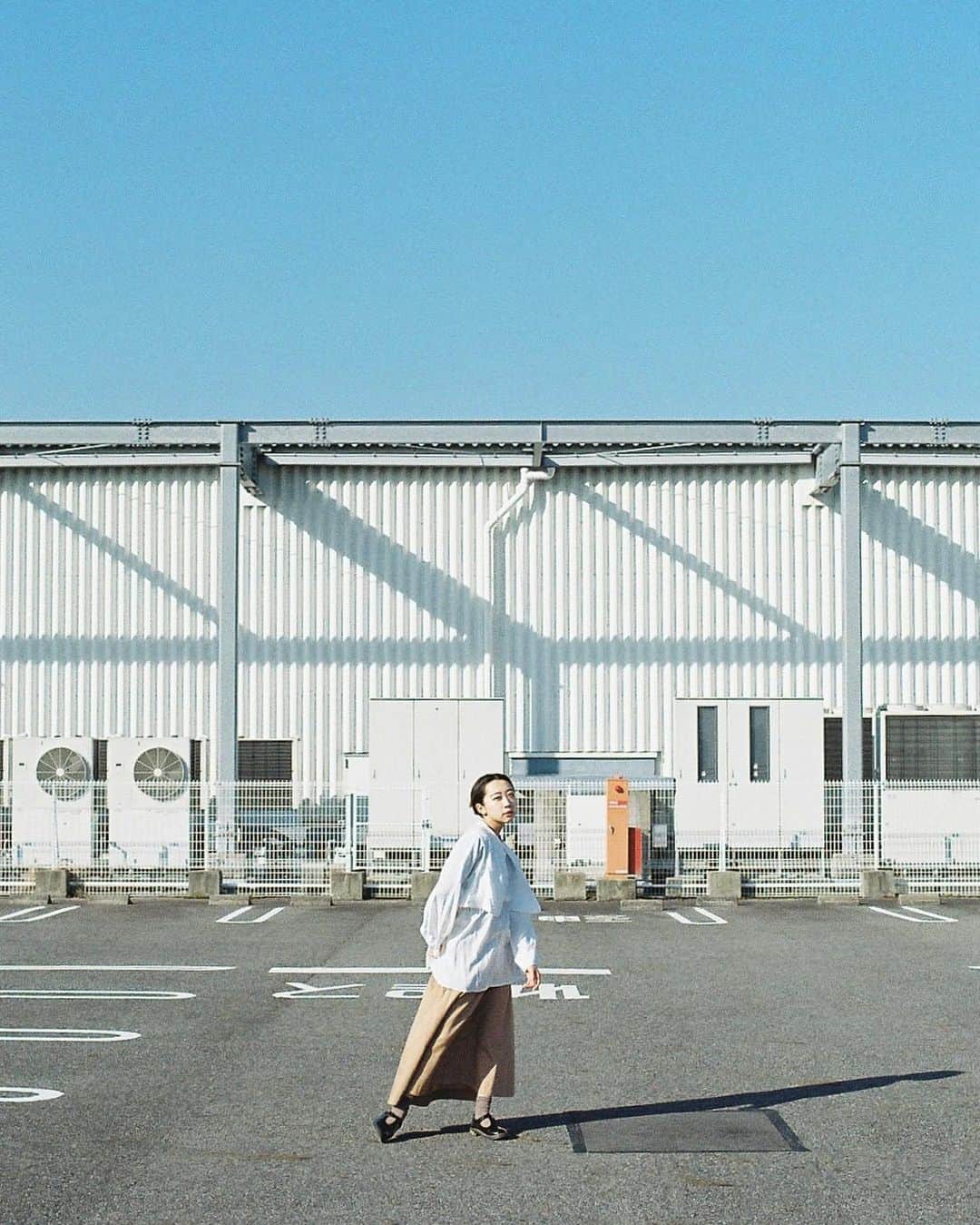 Masaさんのインスタグラム写真 - (MasaInstagram)「. . . . ▶︎▶︎▶︎ Swipe . この日は琵琶湖一周前に、天気が良かったので駐車場に寄ってみました☺️ 僕が駐車場で撮るイメージは無いって言われますが😅 . . . 撮影日 : 2021年2月6日 . #まさ35 #エビプリ #35mm #contax #planar #instagramjapan #igersjp #tokyocameraclub #team_jp_  #GPW_members_only #good_portraits_world #film_jp #film #フィルム #film_com #filmcamera #filmphotography #portrait #ポートレート #photogram_archive #todays_blue_collection #team_jp_ #shiga #滋賀 #何気ない瞬間を残したい #jp_portrait部 #その瞬間に物語を #駐車場」2月26日 8時08分 - masa_nikonist