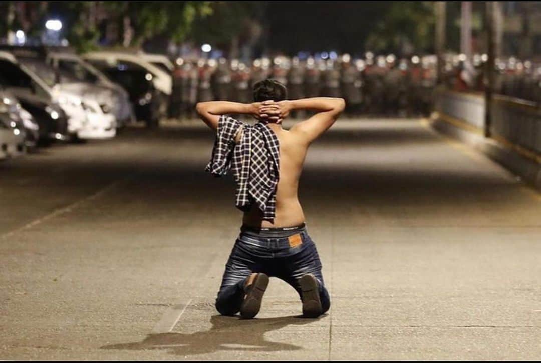 トーマス・サドスキーさんのインスタグラム写真 - (トーマス・サドスキーInstagram)「A demonstrator kneels in protest against the military coup while riot police prepare to advance in Yangon, #Myanmar, 25 February.  #FreeMyanmar.   📷: EPA-EFE/NYEIN CHAN NAING」2月26日 8時08分 - thomas_sadoski