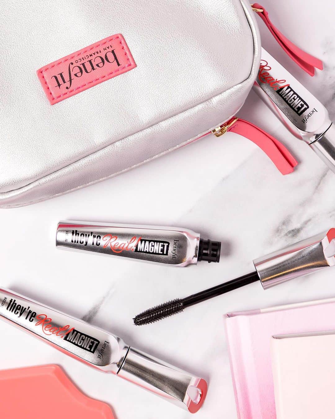 Benefit Cosmeticsのインスタグラム：「Exclusive set alert! 🚨 A full-size of our NEW #theyrerealmagnet mascara comes in this FREE chic metallic cosmetic pouch—only available at @hsn for $27! #benefit 📸: @gabrielle.shoots」