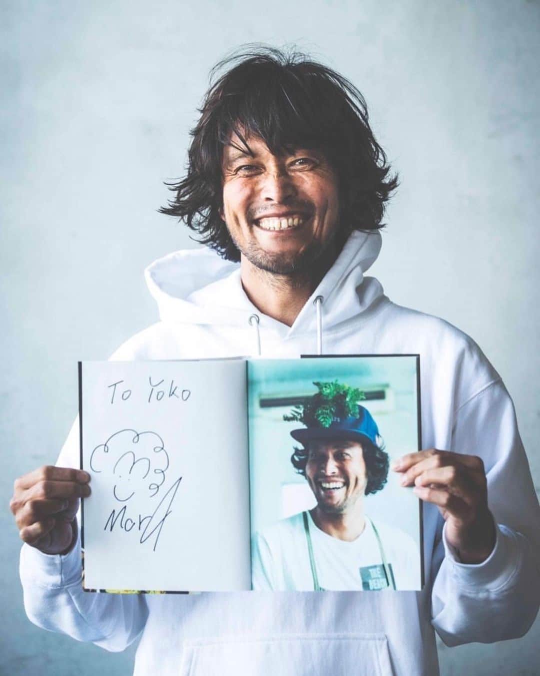 のインスタグラム：「撮影現場にレシピ本を持ってきてくれて、素敵な写真を撮ってくれた写真家の @yokonakata_ph ちゃん！ ミウラメシ作ってね〜😋 ありがとう御座います！ #ミウラメシ #surfandnorf #surfandnorfcookbook #surfandnorfcookbookbyミウラメシ #レシピ本 #男飯 #料理 #料理本」