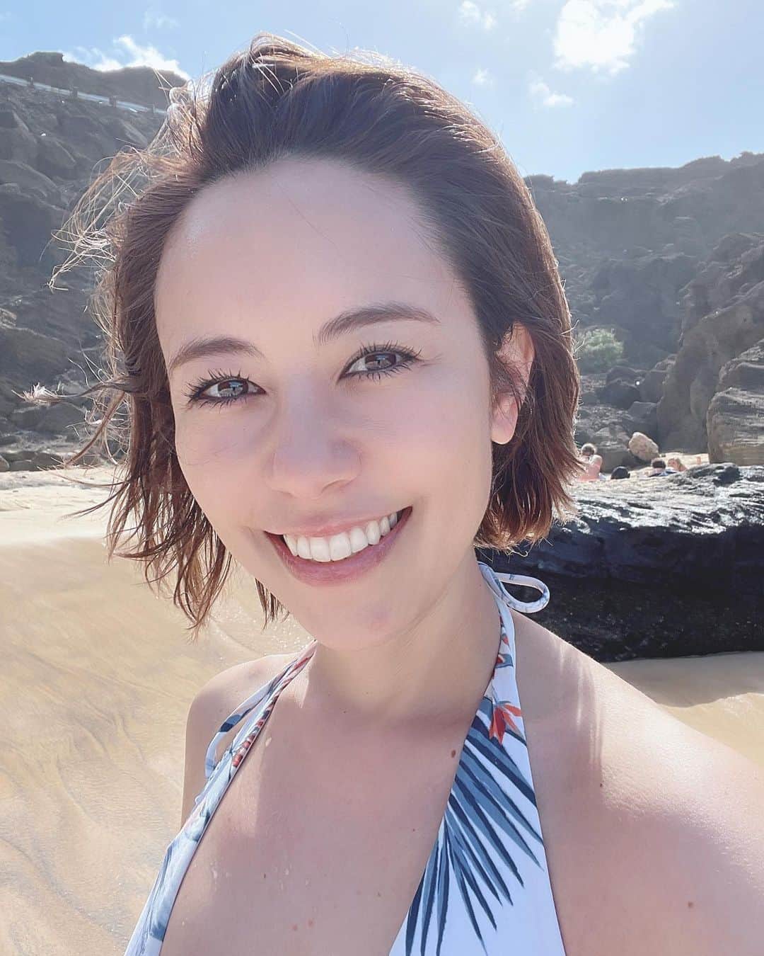 鮎河ナオミのインスタグラム：「深い緑色が美しい💙 ハロナビーチコーブ🌊 通称 「Cockroach Cove」 名前と景色の美しさが真逆😂 この日は風が強くて波が激しくて、泳ぐのは無理だったけど、パワーチャージできました💙 . . . #halonabeachcove #halonablowhole #cockaroachcove #hawaii #ハロナビーチコーブ #ハワイ」