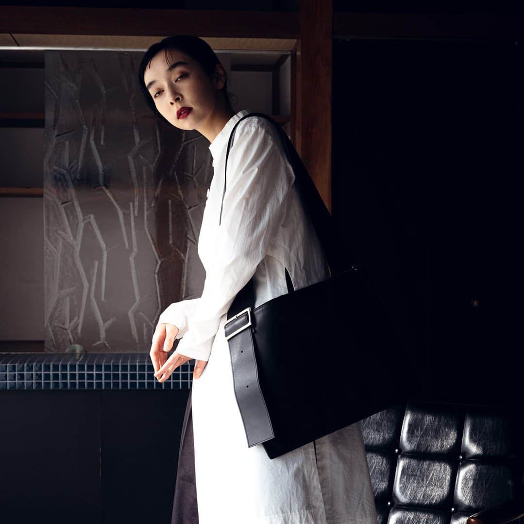 ADINA MUSEのインスタグラム：「2021 spring collection "Less is More"     item:U LEATHER SHOULDER MADE IN ITALY product number:IE1103G color:BLACK,RED price:￥26,500⁺TAX  model:@_chibayuka_ photo:@artratio	 stylist:@takafumi_80 hairmakup:@712_coconut     #adinamuse#adinamusebag#アディナミューズ#アディナミューズバッグ#U LEATHER SHOULDER MADE IN ITALY#ヒーコ#21ss#lessismore」