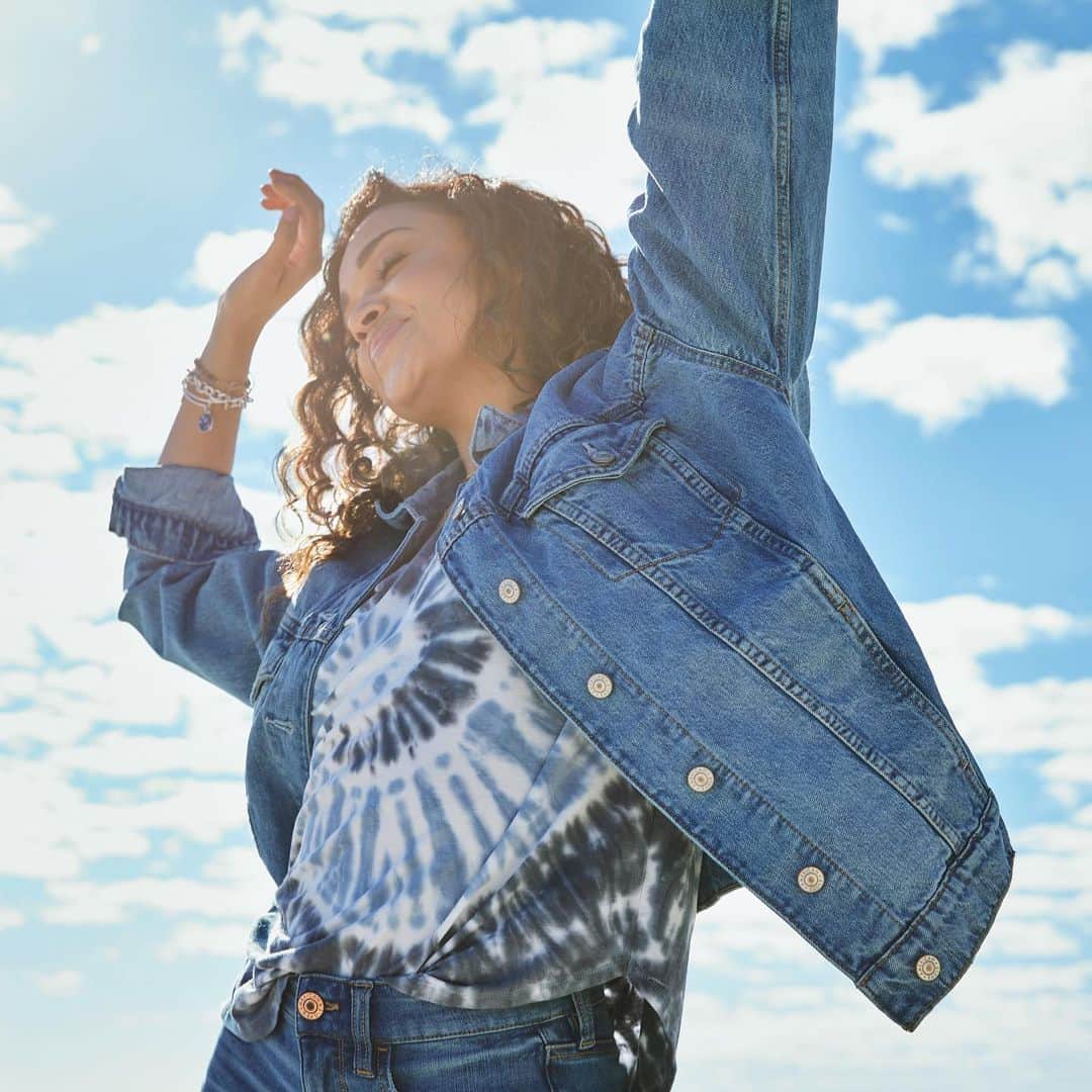 American Eagleさんのインスタグラム写真 - (American EagleInstagram)「Top three items from @madisonbaileybabe’s spring closet? Boyfriend Denim Jacket, Super Soft Tie-Dye Tee, and destroyed Jegging Crops. Swipe ➡️ to see the look!」2月26日 8時13分 - americaneagle
