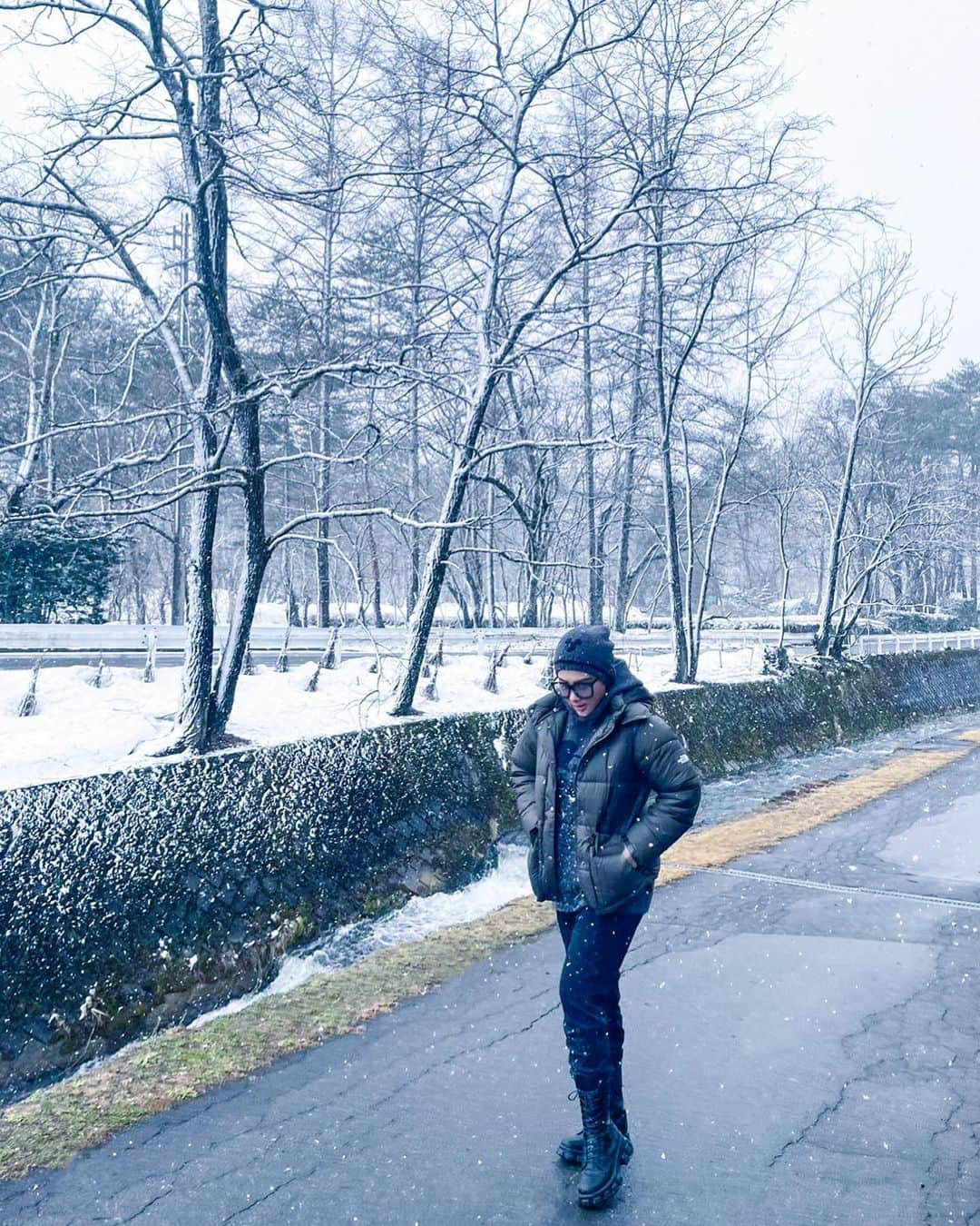 Syahriniさんのインスタグラム写真 - (SyahriniInstagram)「• Having A Moment When Snowflakes Fall !  _________________ 𝓢𝓨𝓡_________________  #PrincesSyahrini #Winter_February2021 #WinterWonderland」2月26日 8時13分 - princessyahrini